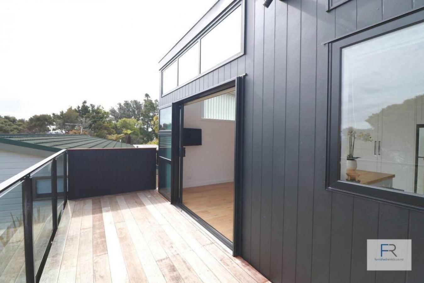 Cosy Tiny With Ocean Views * Auckland