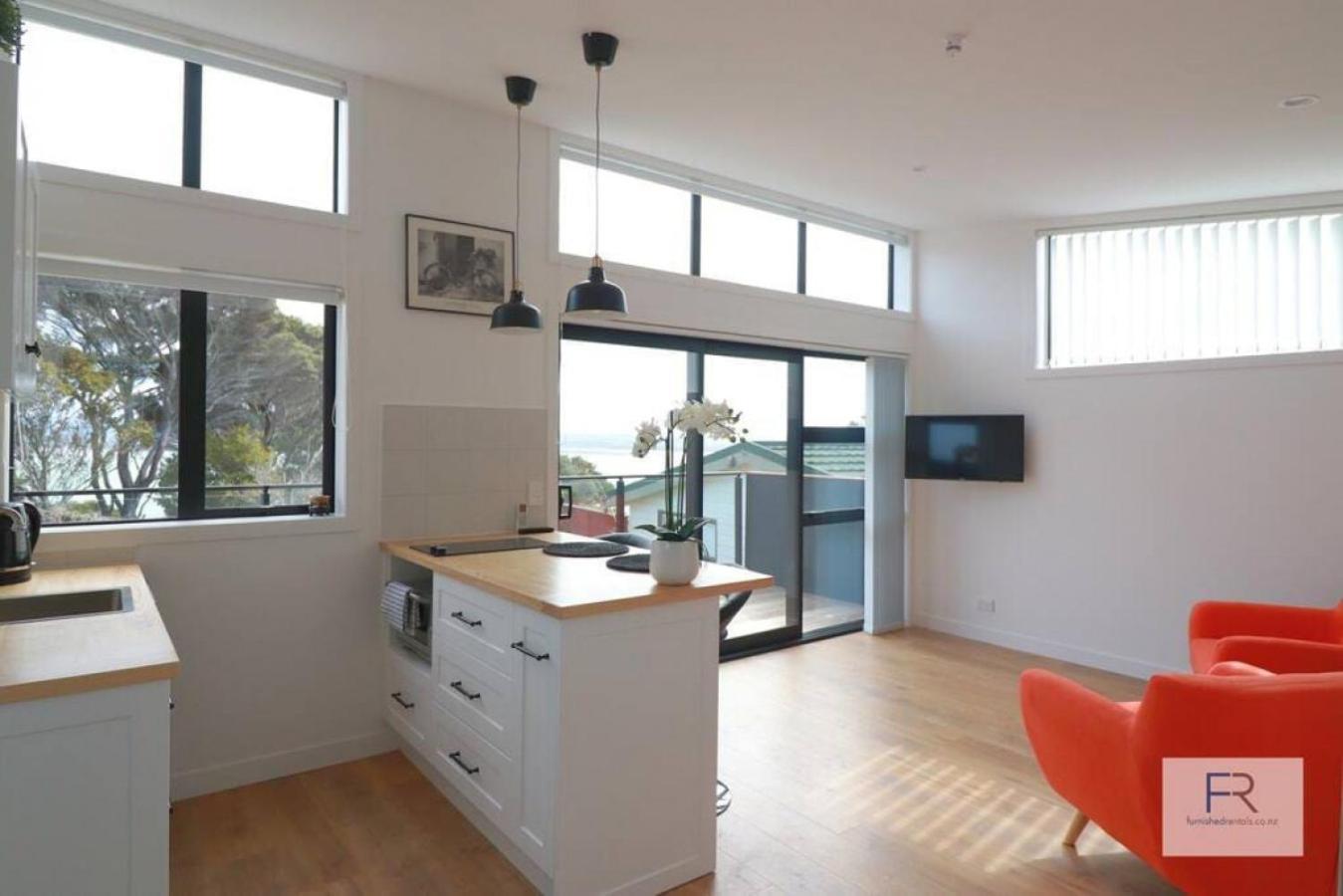 Cosy Tiny With Ocean Views Auckland
