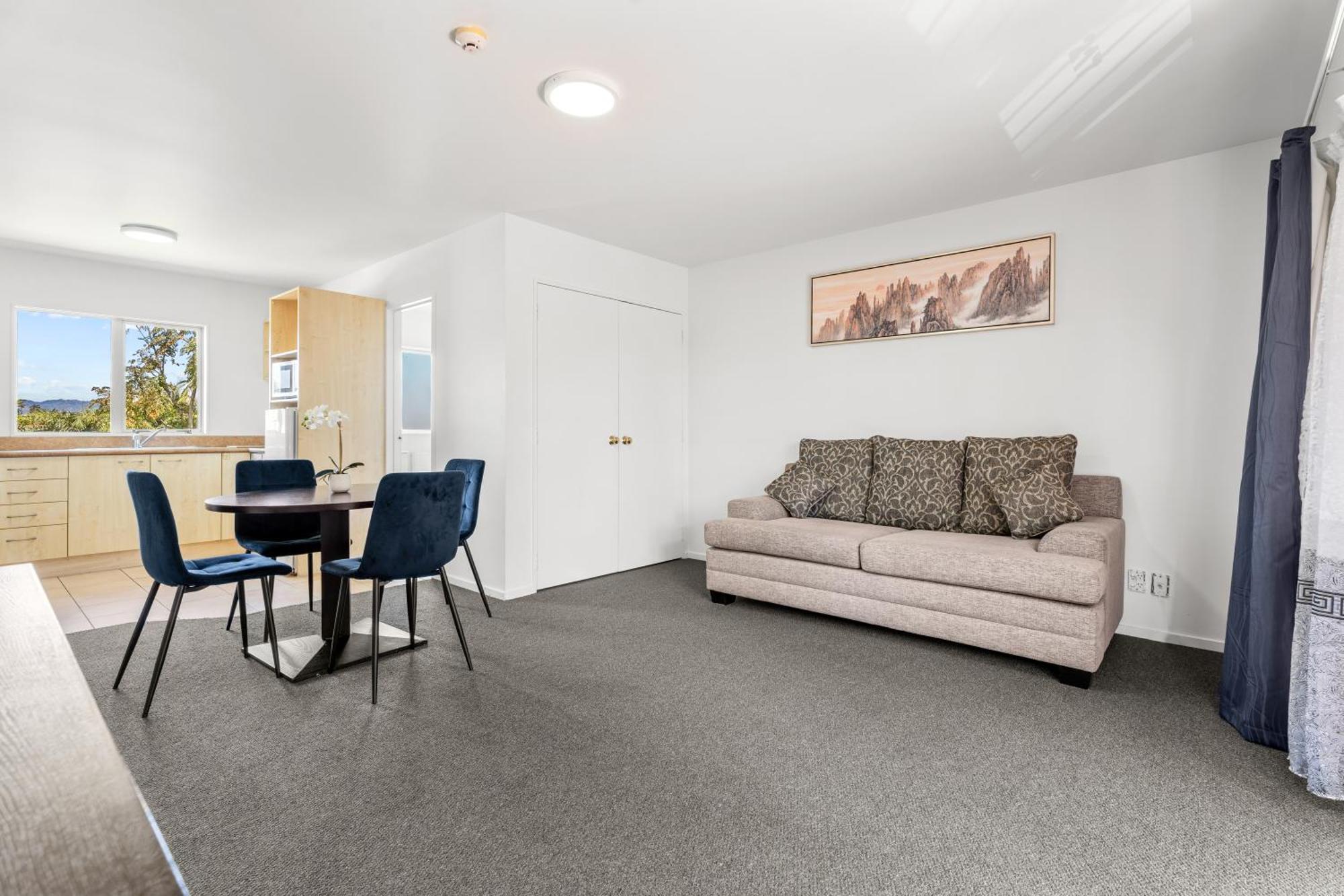 Avondale Motor 3*