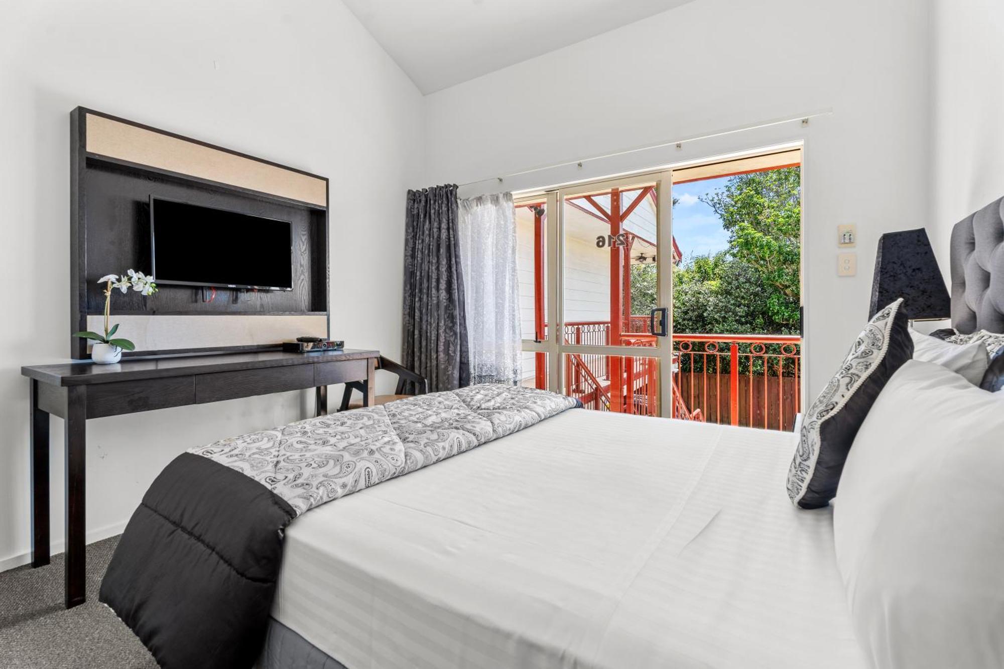 Avondale Motor 3*