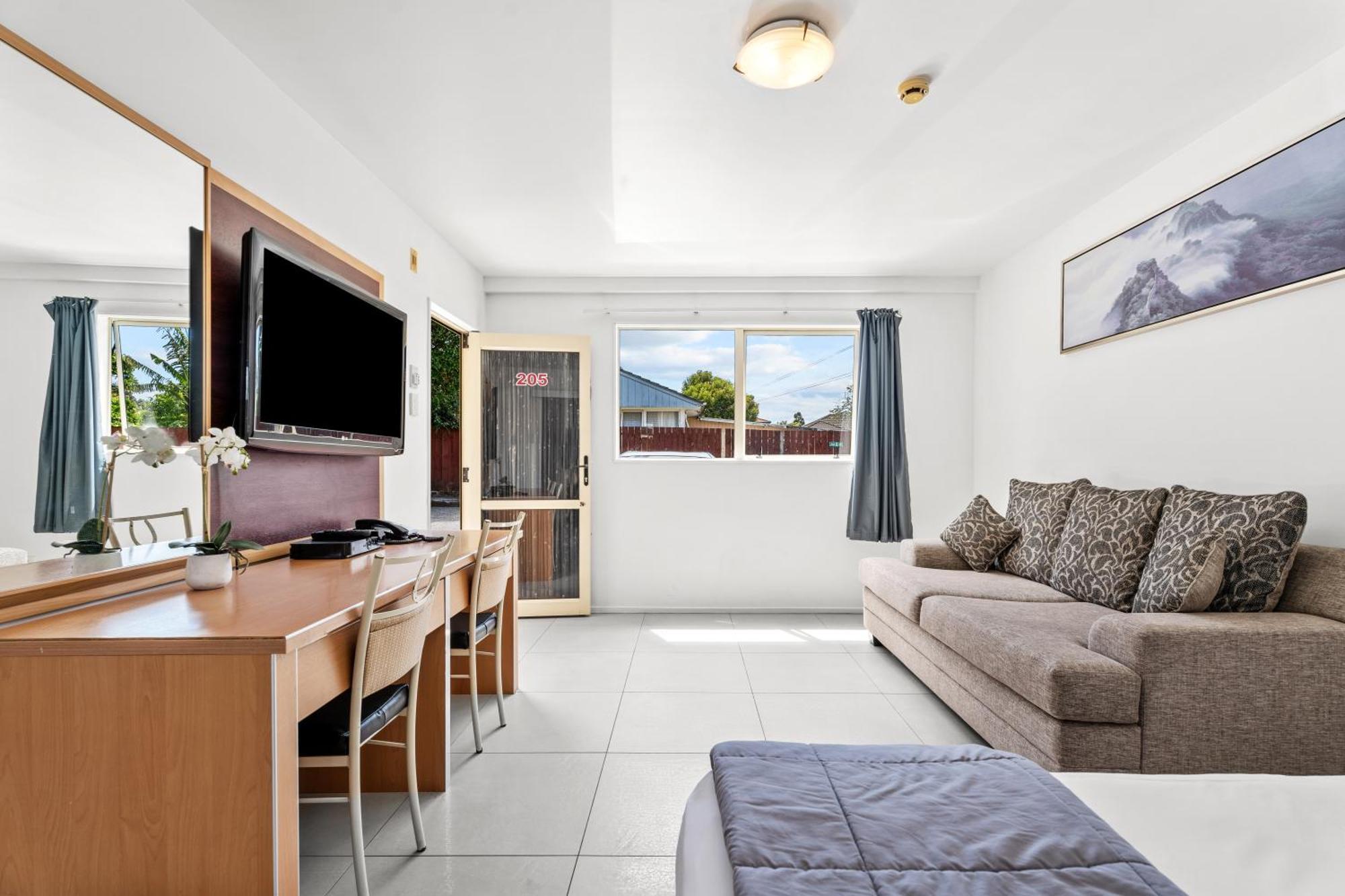 Avondale Motor 3*