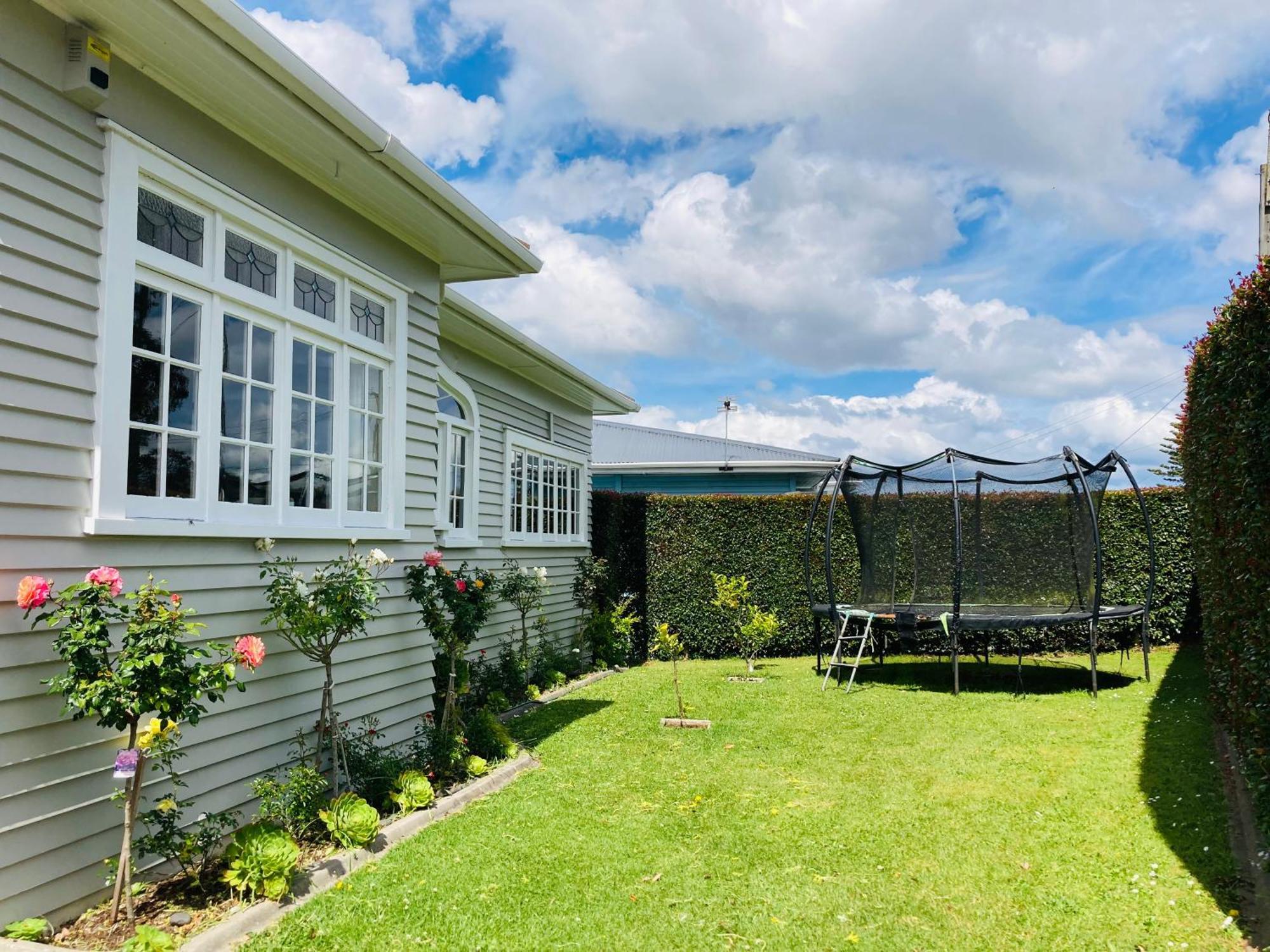 Spacious And Sunny Master Bedroom In A * Auckland