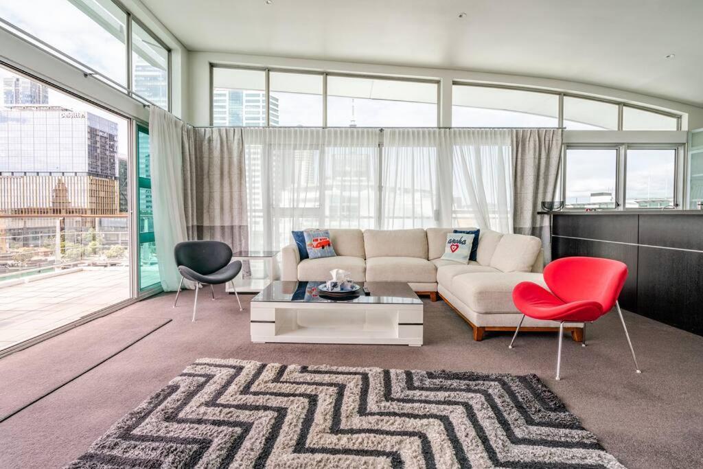 Sunbathed Penthouse With Spectacular Harbour Views *