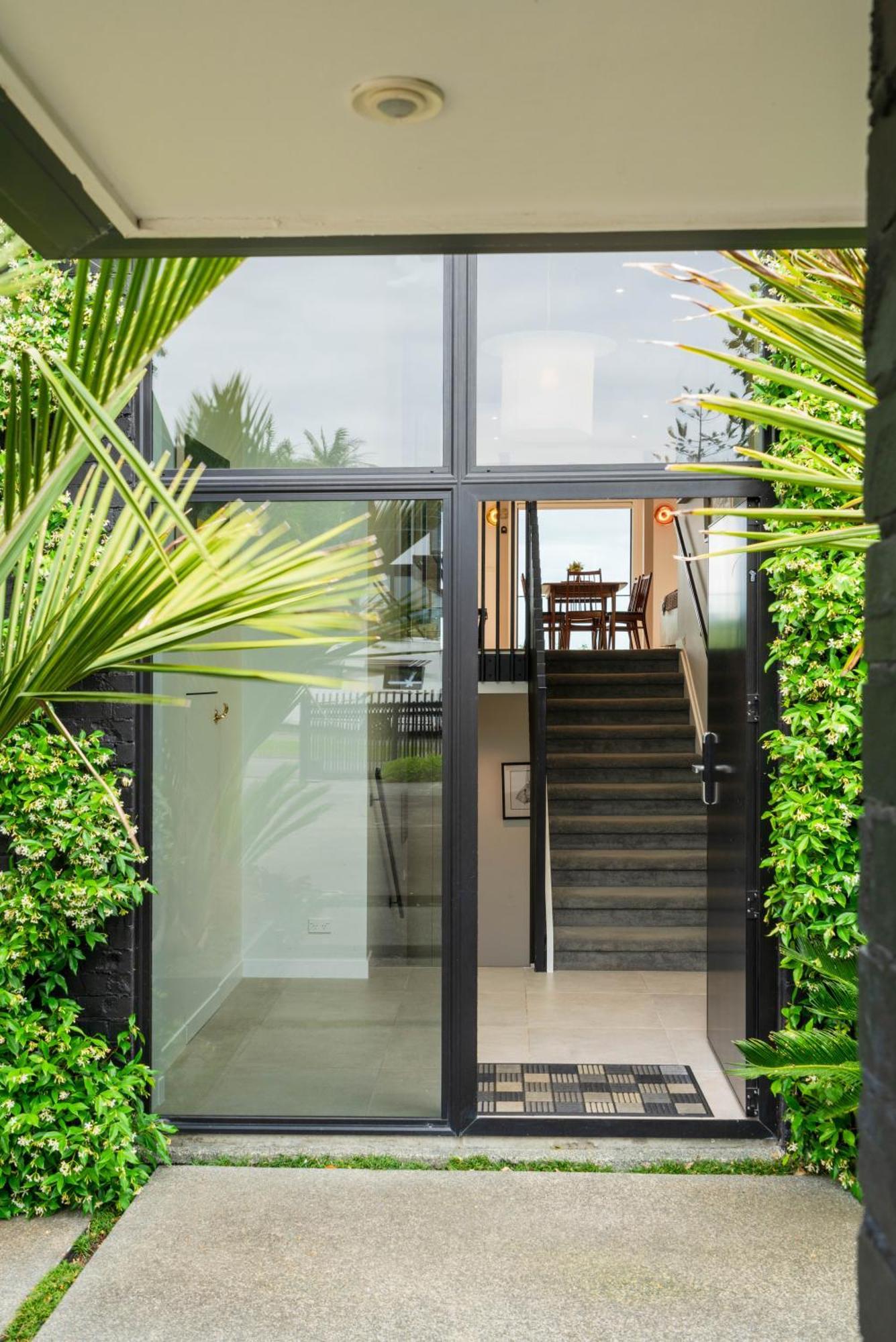 Stunning Poolside Holiday home Auckland