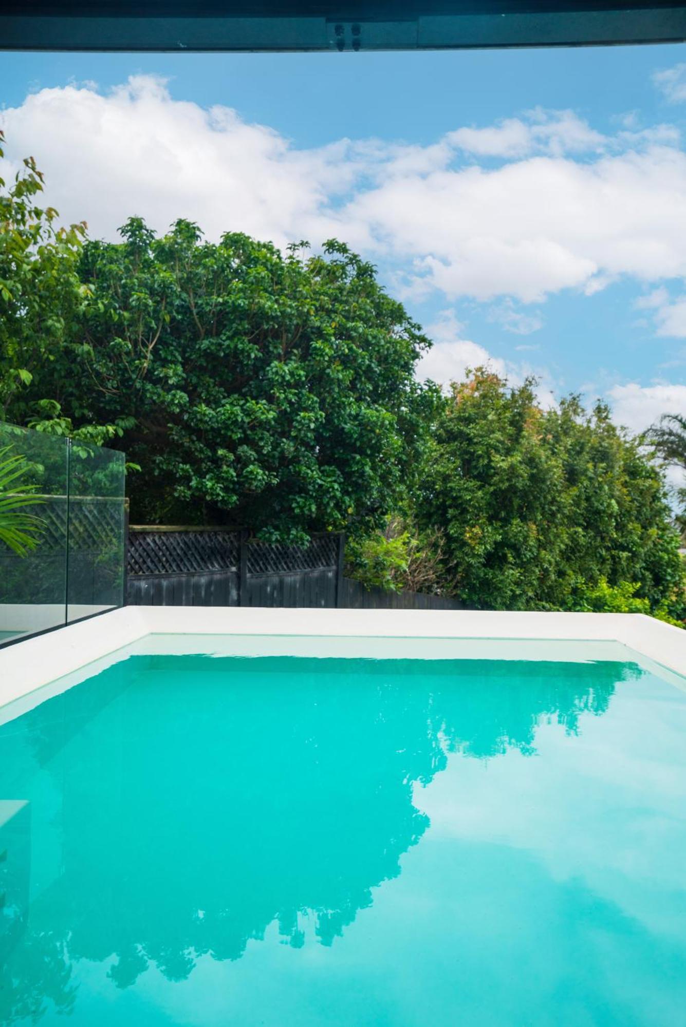 Stunning Poolside Holiday home Auckland