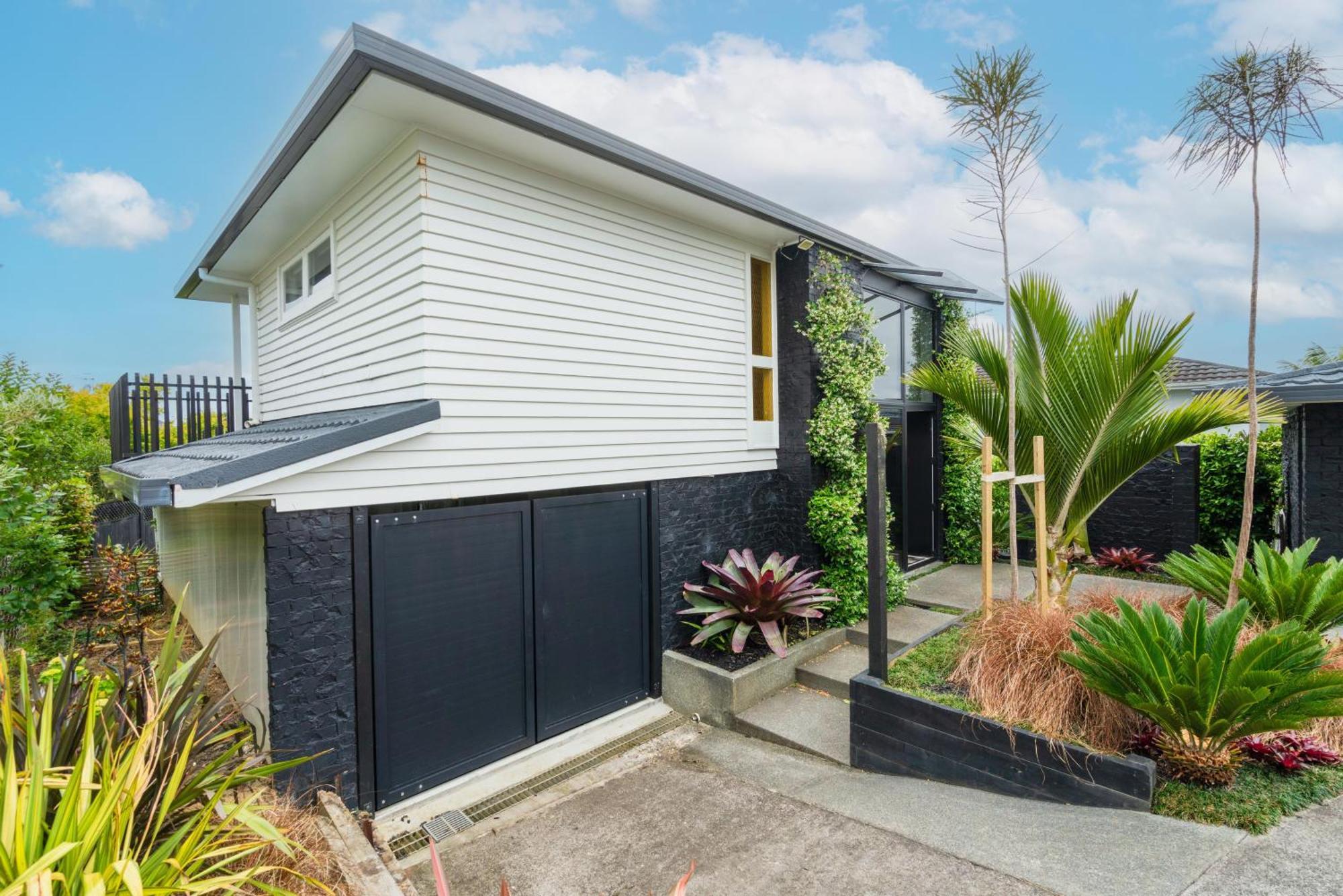 Stunning Poolside Auckland