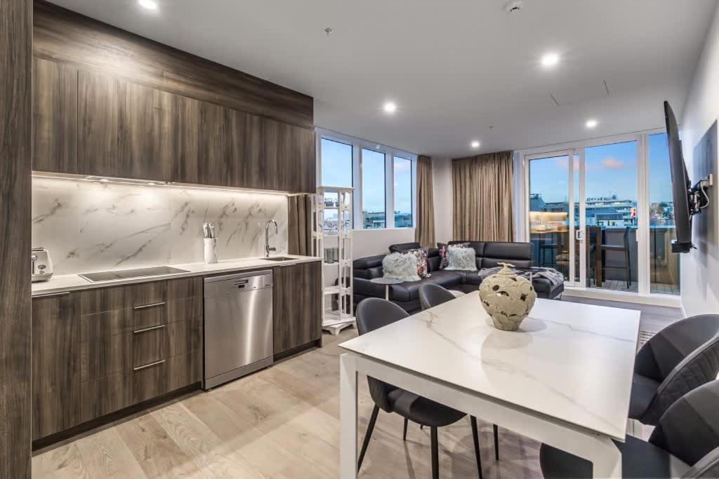 Bright 2br Penthouse Family Friendly Near Arena *