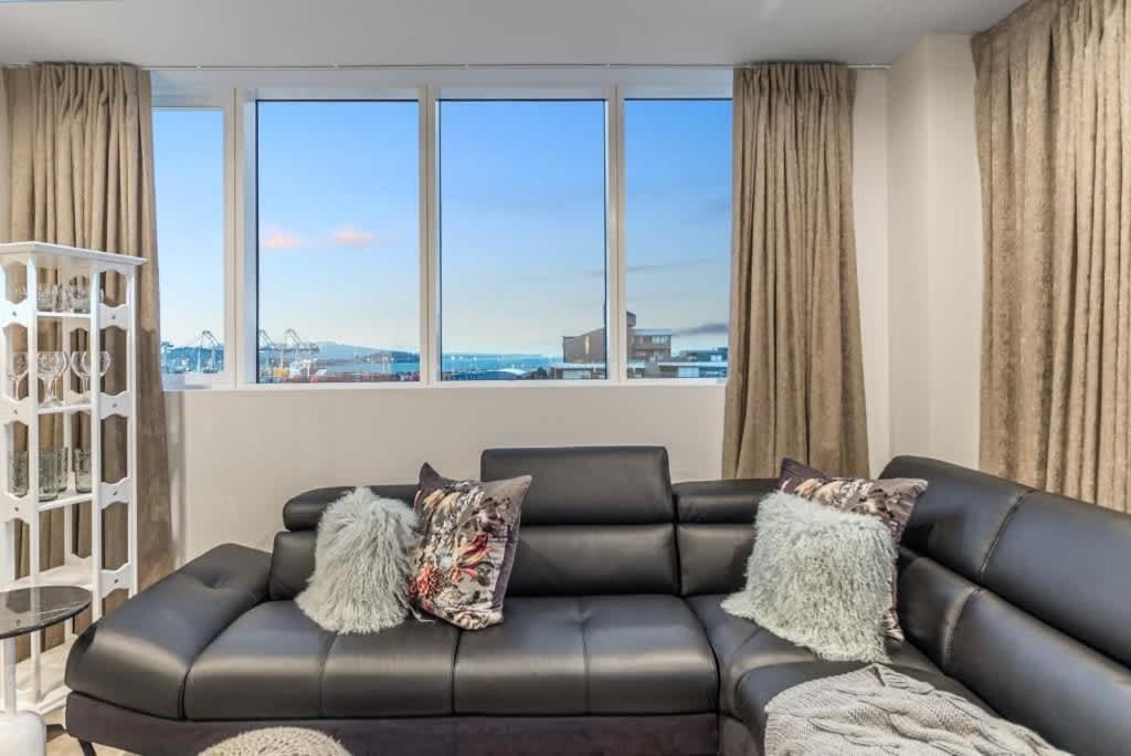Bright 2br Penthouse Family Friendly Near Arena Apartment