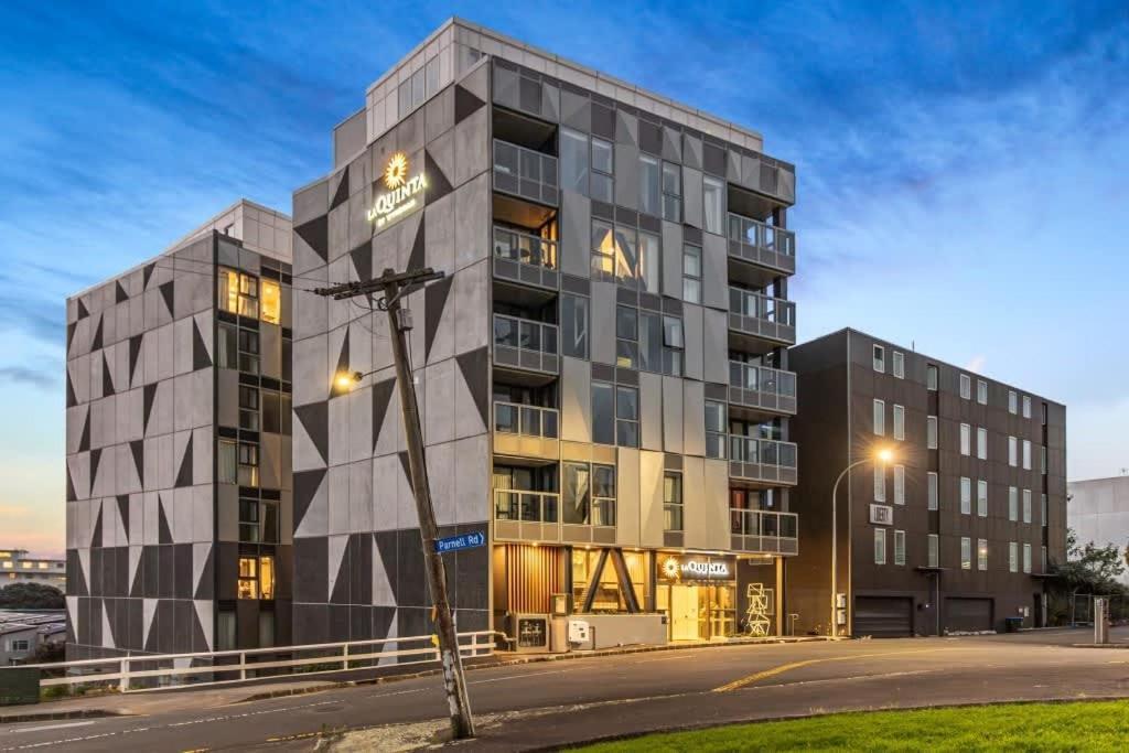 Bright 2br Penthouse Family Friendly Near Arena *