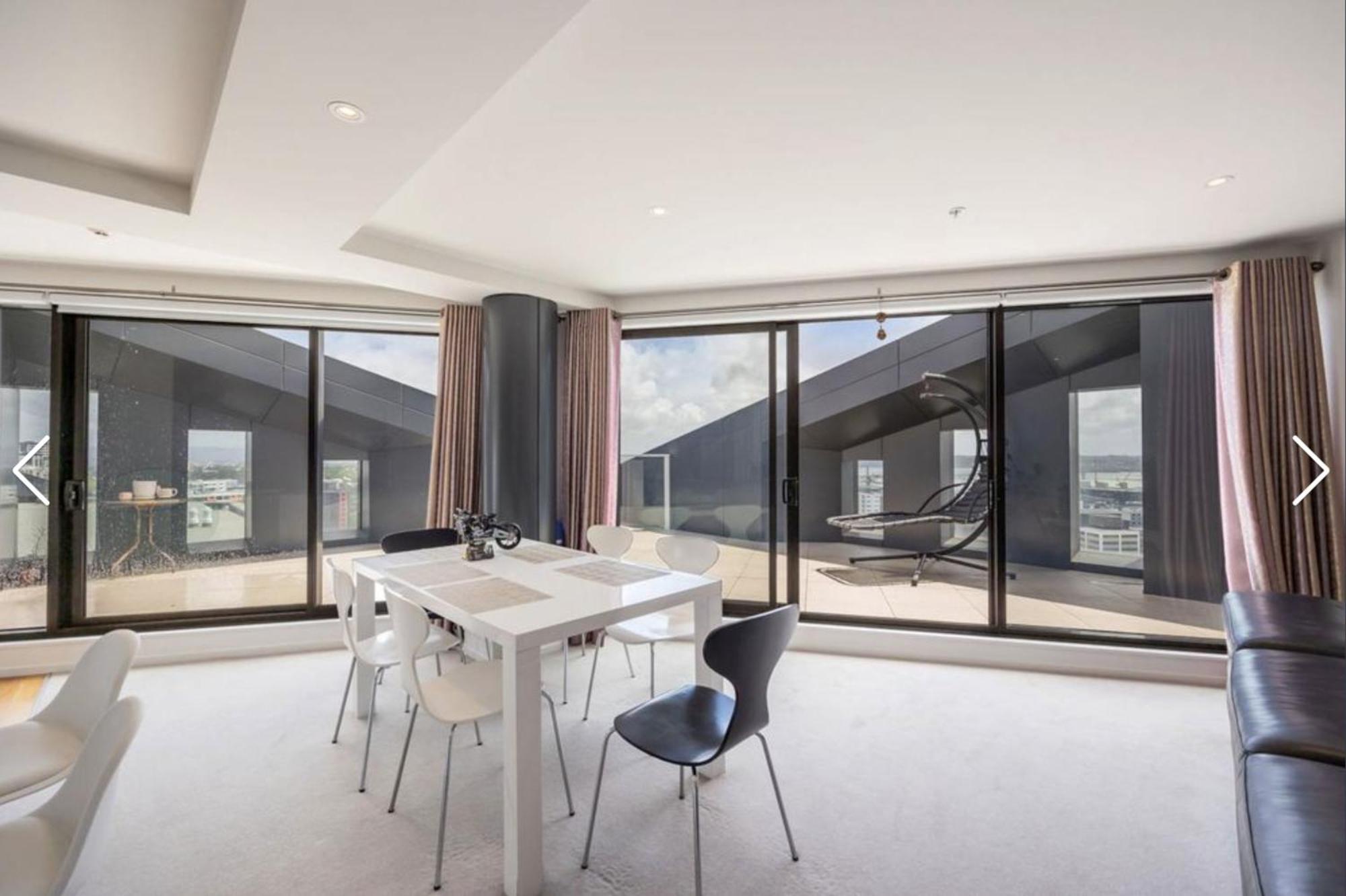 Stunning 3 Bedroom Penthouse In Cbd *