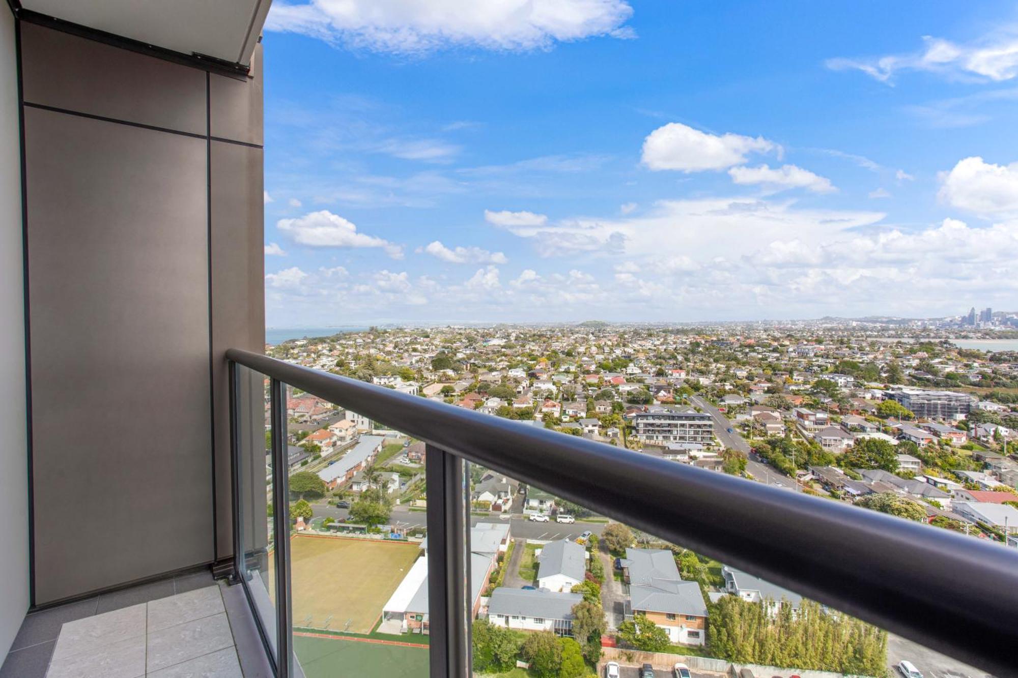 Apartment Skyline With Parking, Pool, And Sea Views Auckland