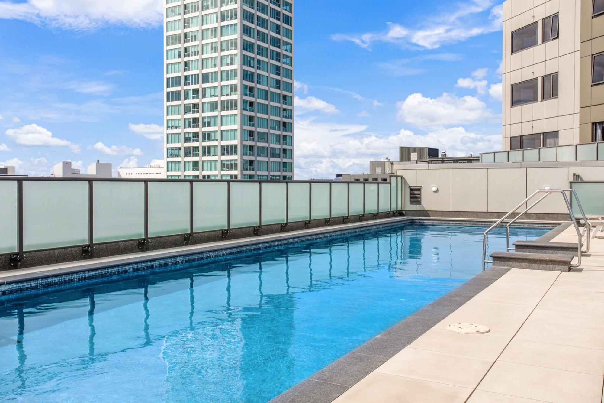 Skyline With Parking, Pool, And Sea Views * Auckland