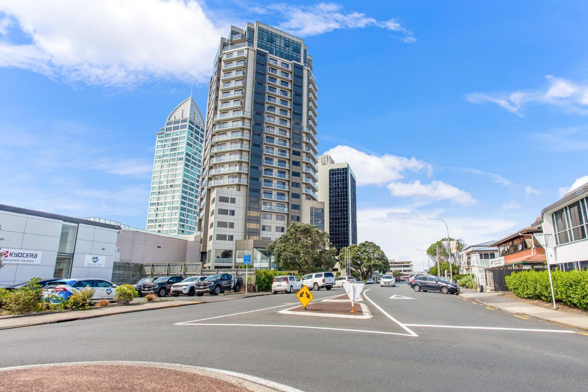 Skyline With Parking, Pool, And Sea Views * Auckland