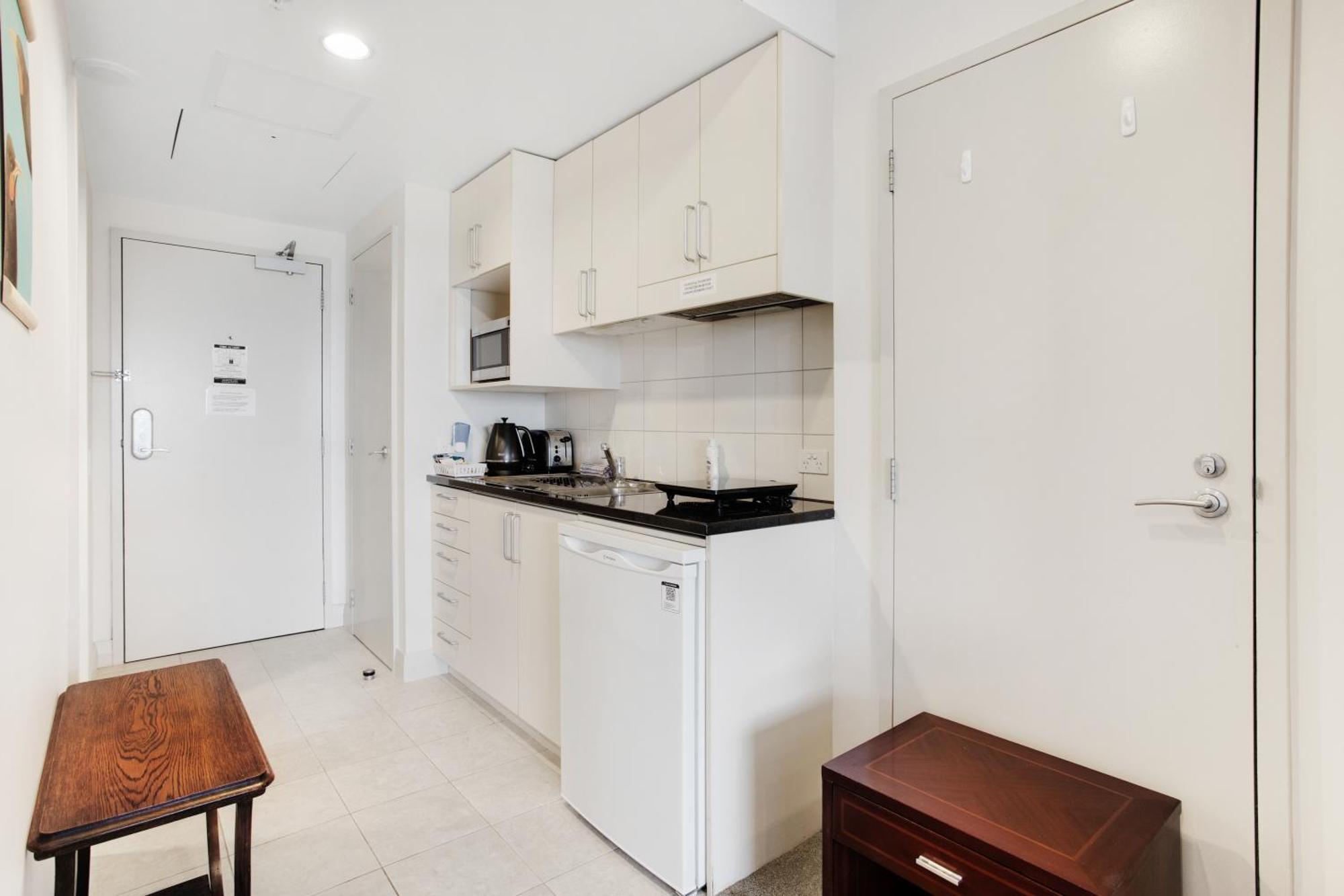 Skyline With Parking, Pool, And Sea Views Auckland