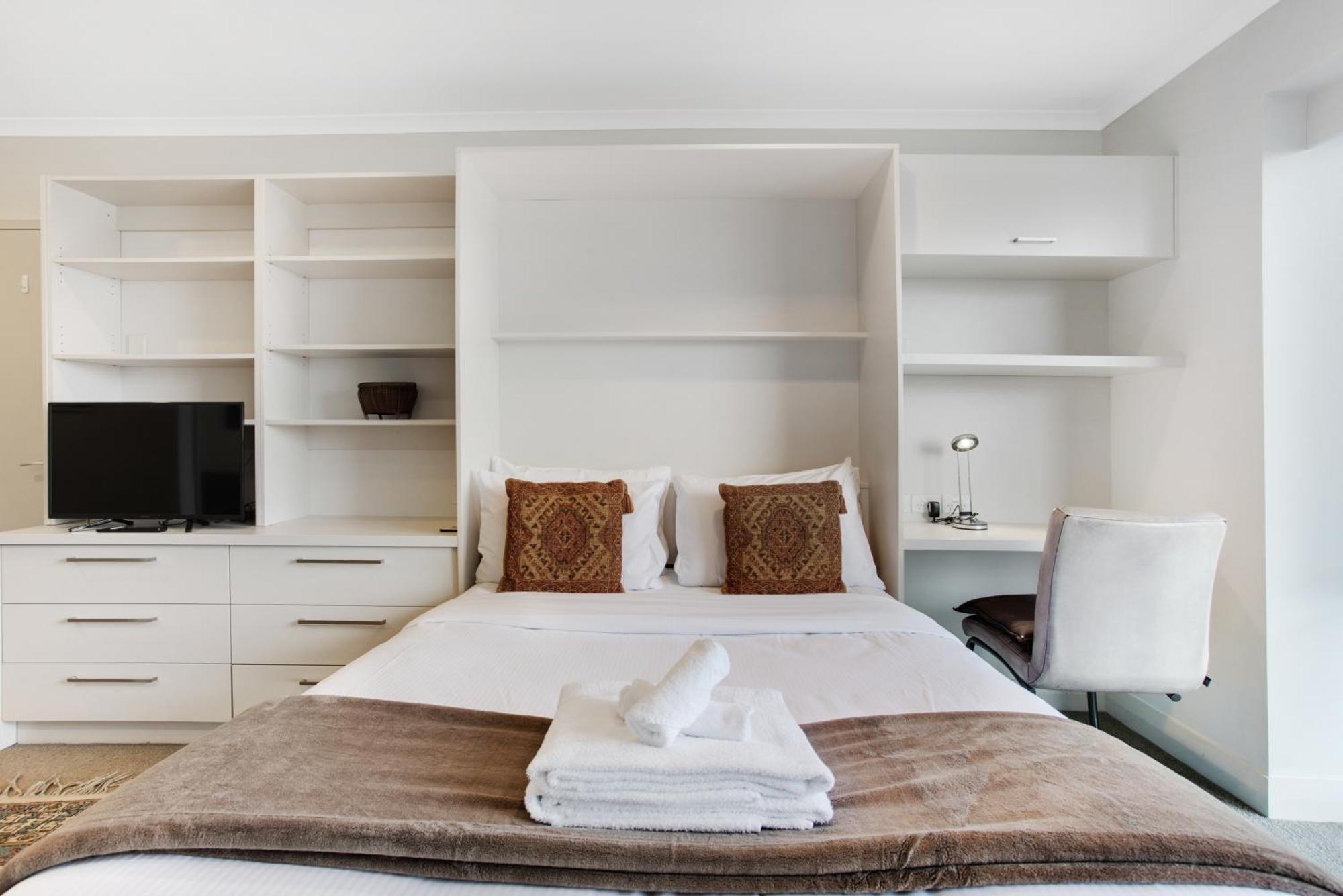 Apartment Skyline With Parking, Pool, And Sea Views Auckland