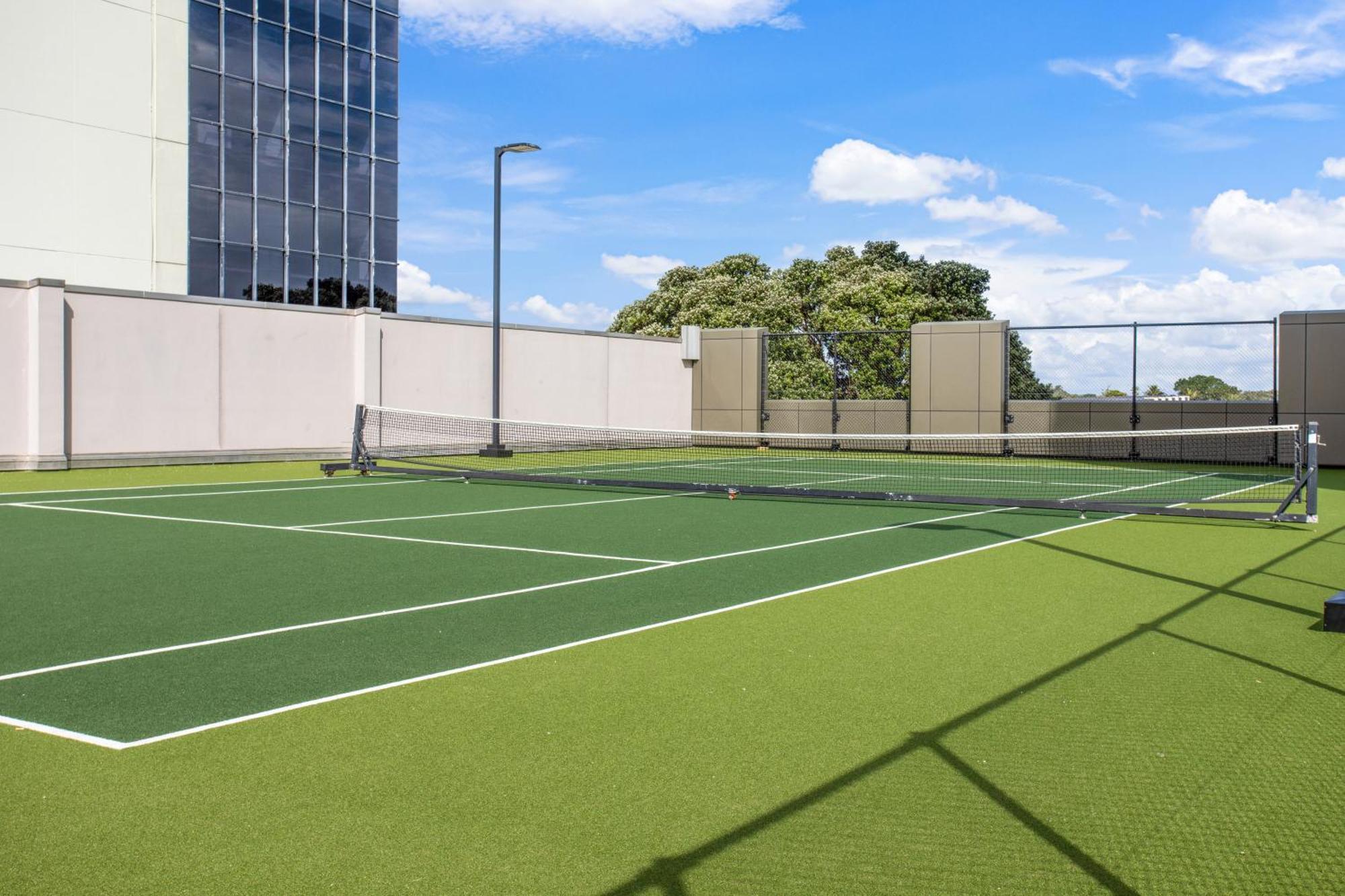 Apartment Skyline With Parking, Pool, And Sea Views Auckland