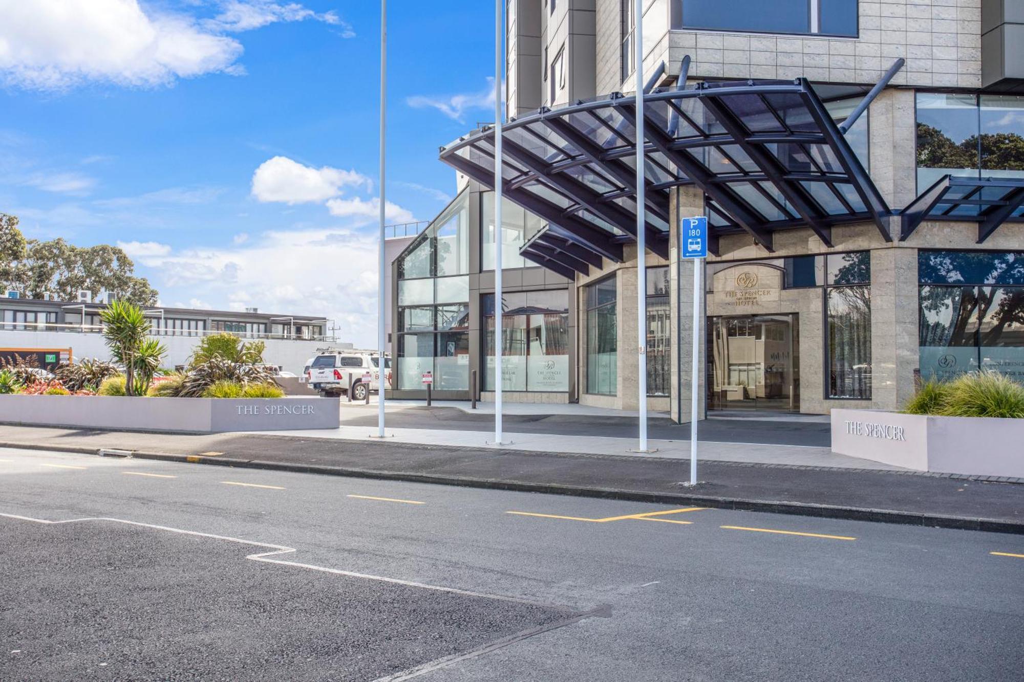 Skyline With Parking, Pool, And Sea Views Auckland
