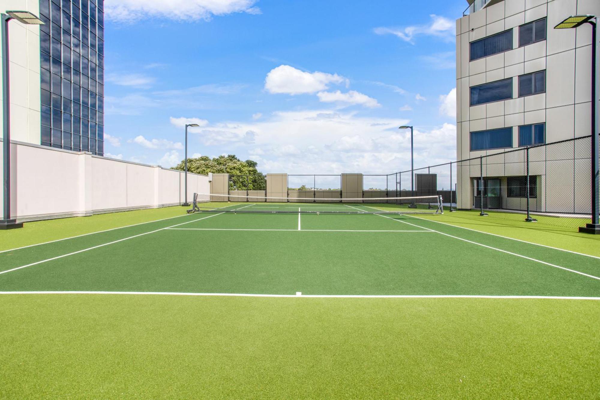 Skyline With Parking, Pool, And Sea Views Apartment Auckland