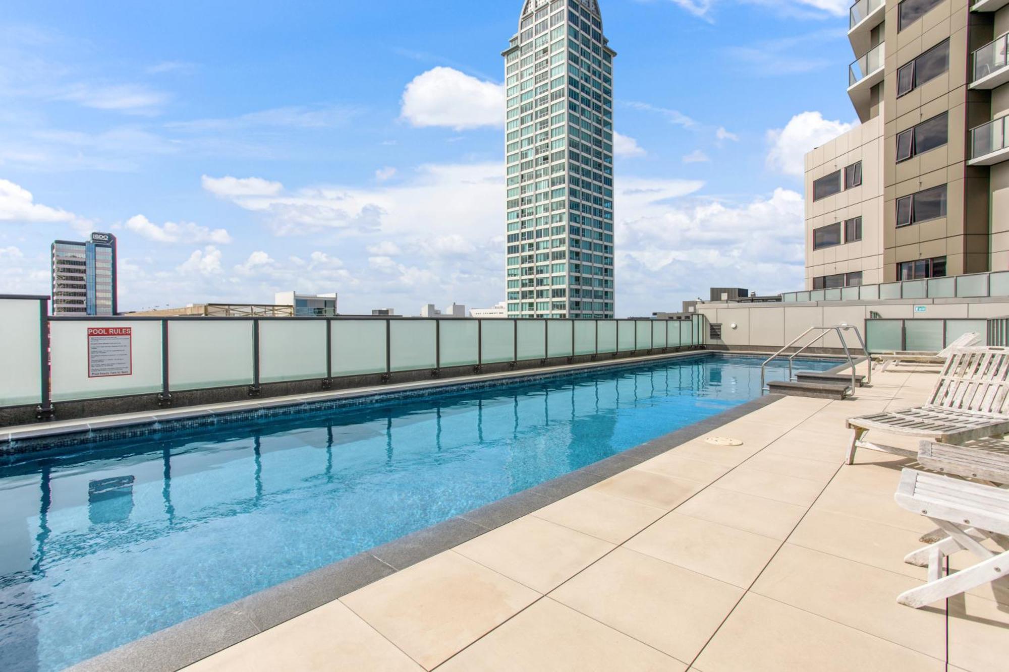 Skyline With Parking, Pool, And Sea Views Auckland