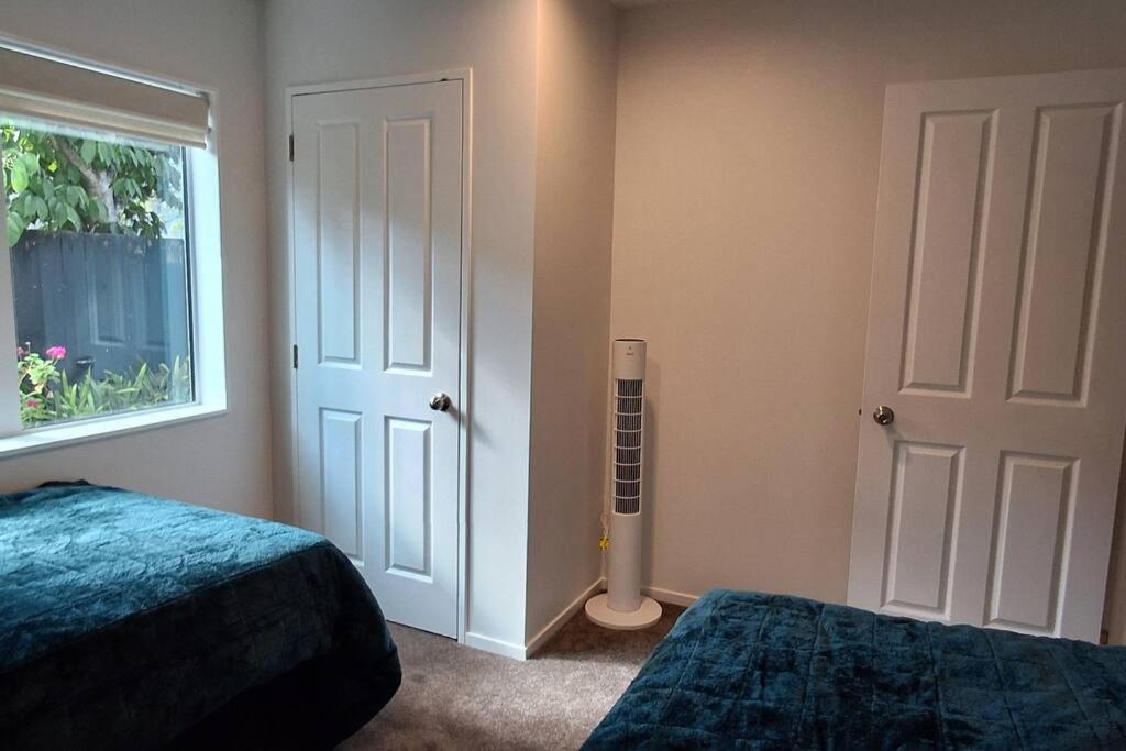 Two Bedroom With Private Entrance In Convenient Location * Auckland