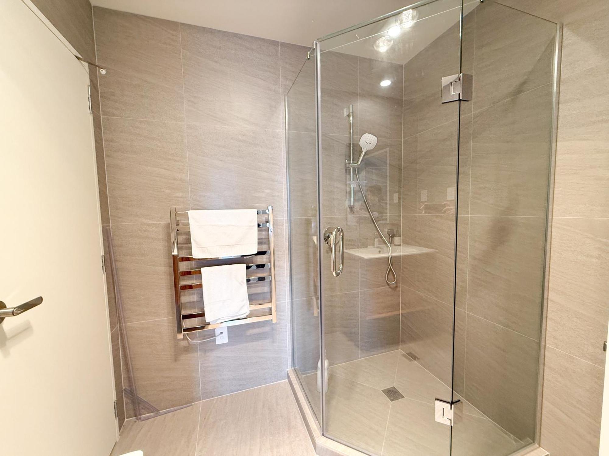 Hot Deal! Brand New Townhouse Close To Rainbow's End Auckland