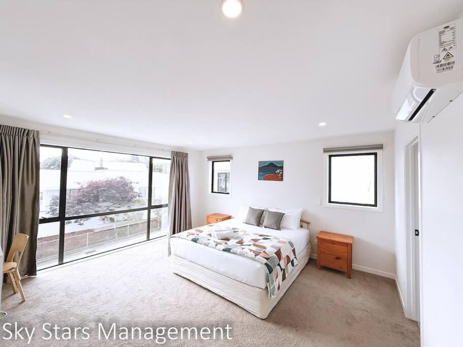 Hot Deal! Stunning Modern House In Ellerslie Villa