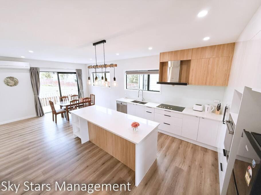 Hot Deal! Stunning Modern House In Ellerslie * Auckland