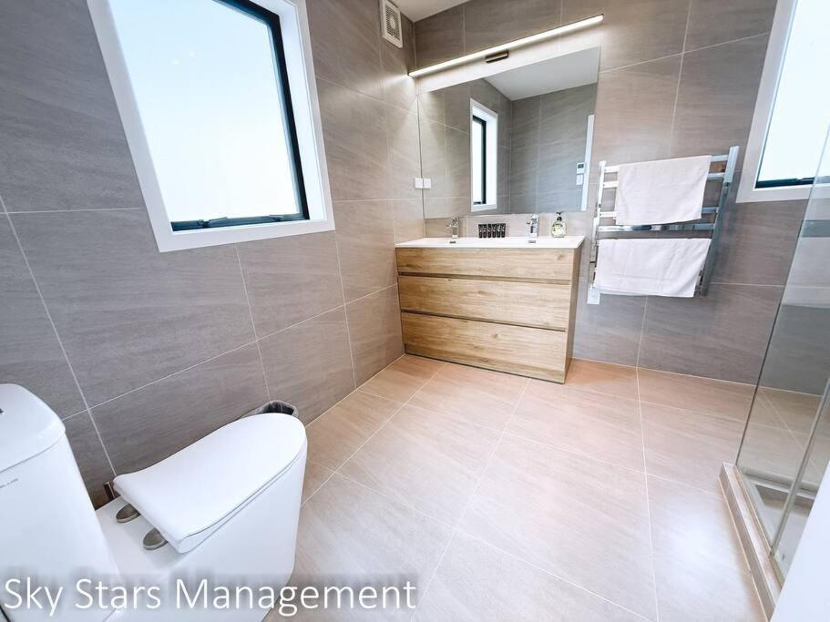 Hot Deal! Stunning Modern House In Ellerslie Villa
