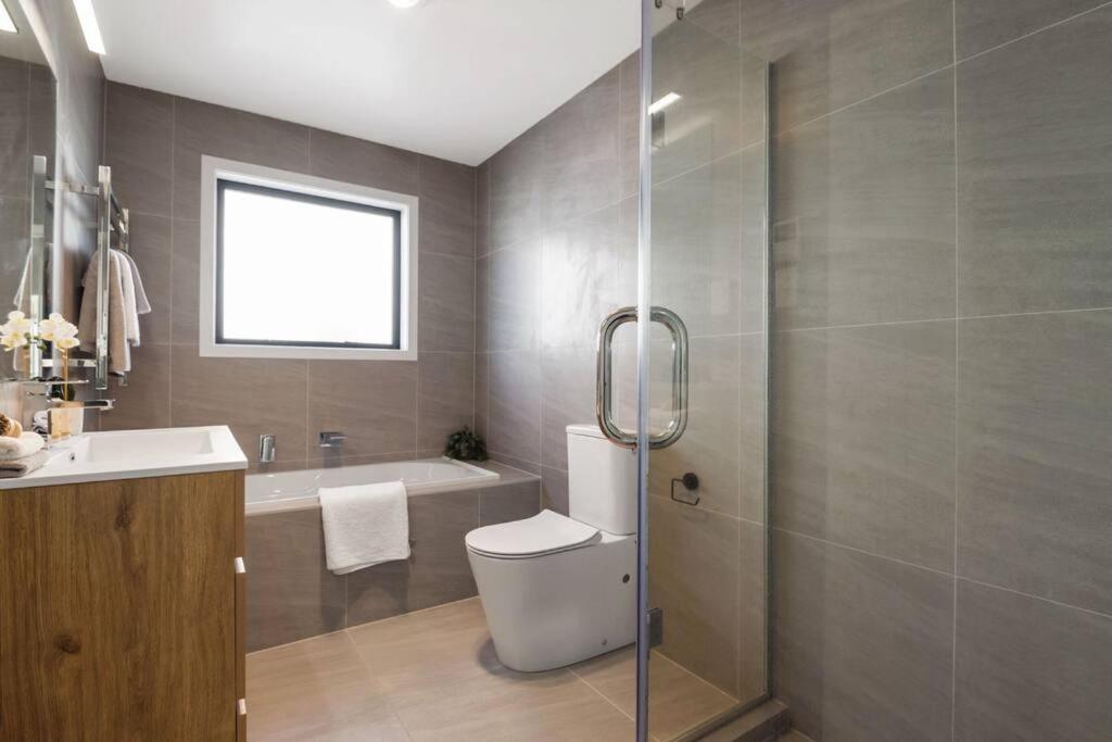 Hot Deal! Stunning Modern House In Ellerslie *