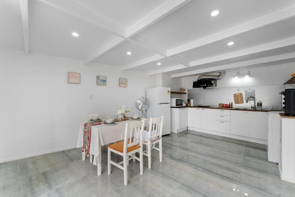 Cozy 2-bedroom Unit With Private Bath In Torbay Auckland