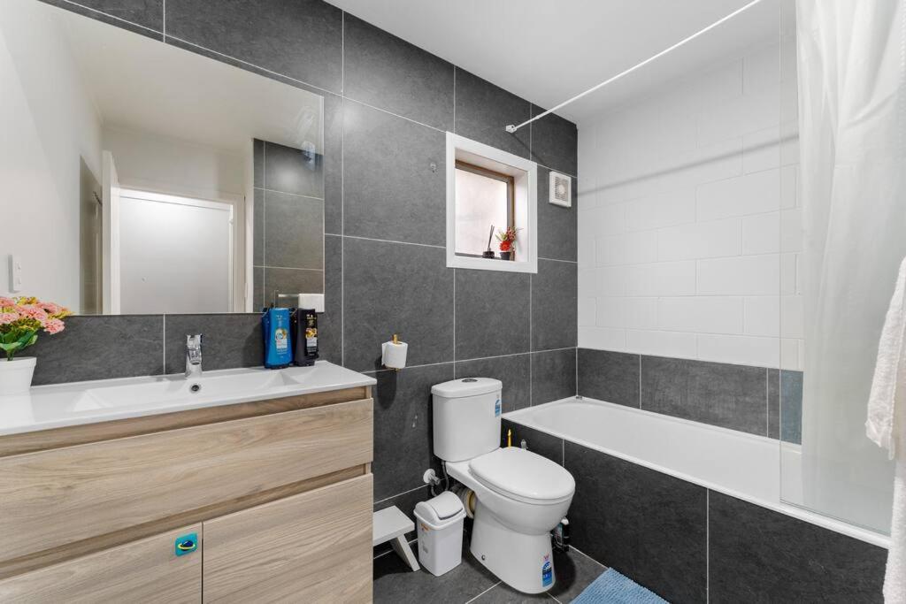 Cozy 2-bedroom Unit With Private Bath In Torbay Apartment