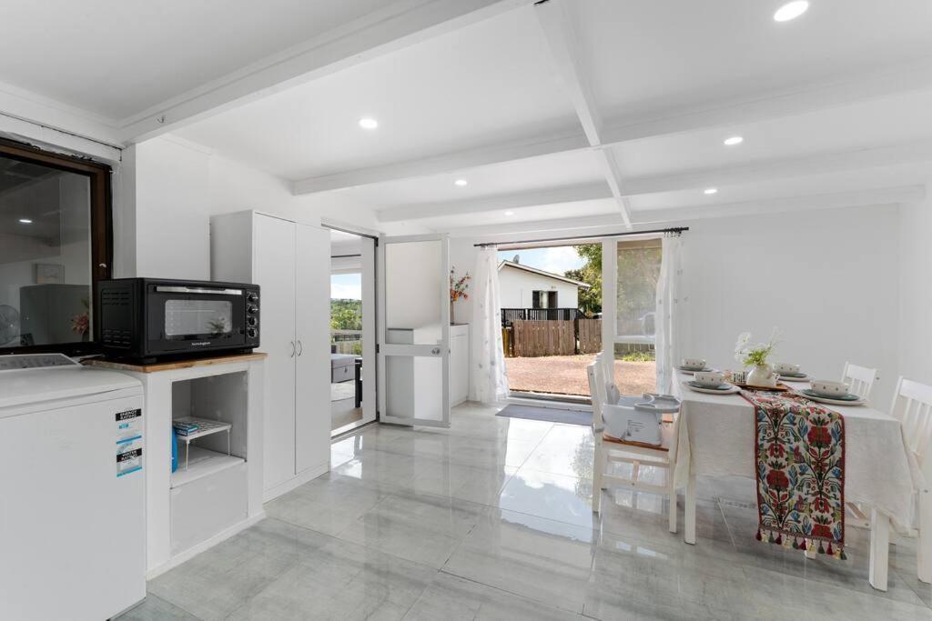 Cozy 2-bedroom Unit With Private Bath In Torbay Apartment *