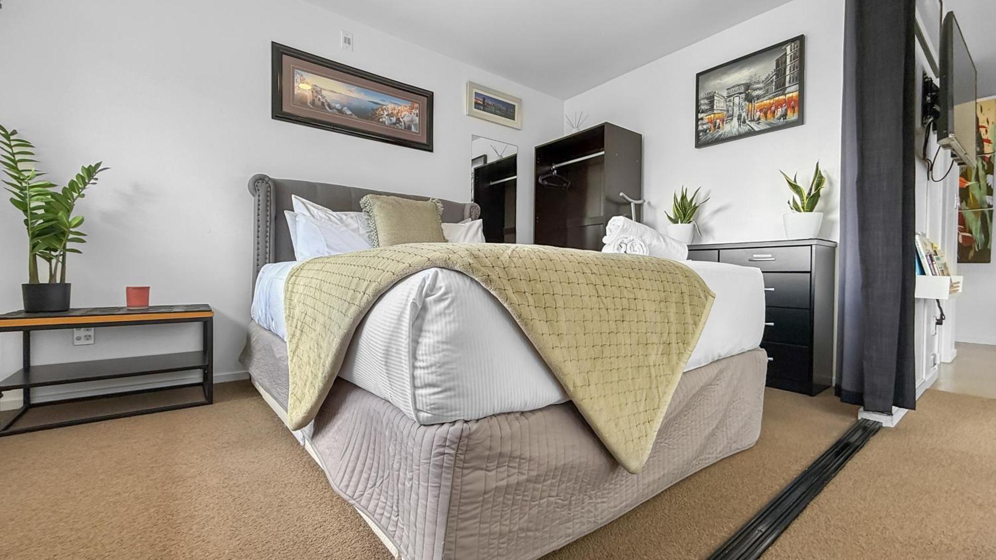 Apartment Whitaker Wish- Spacious, Based With Carpark