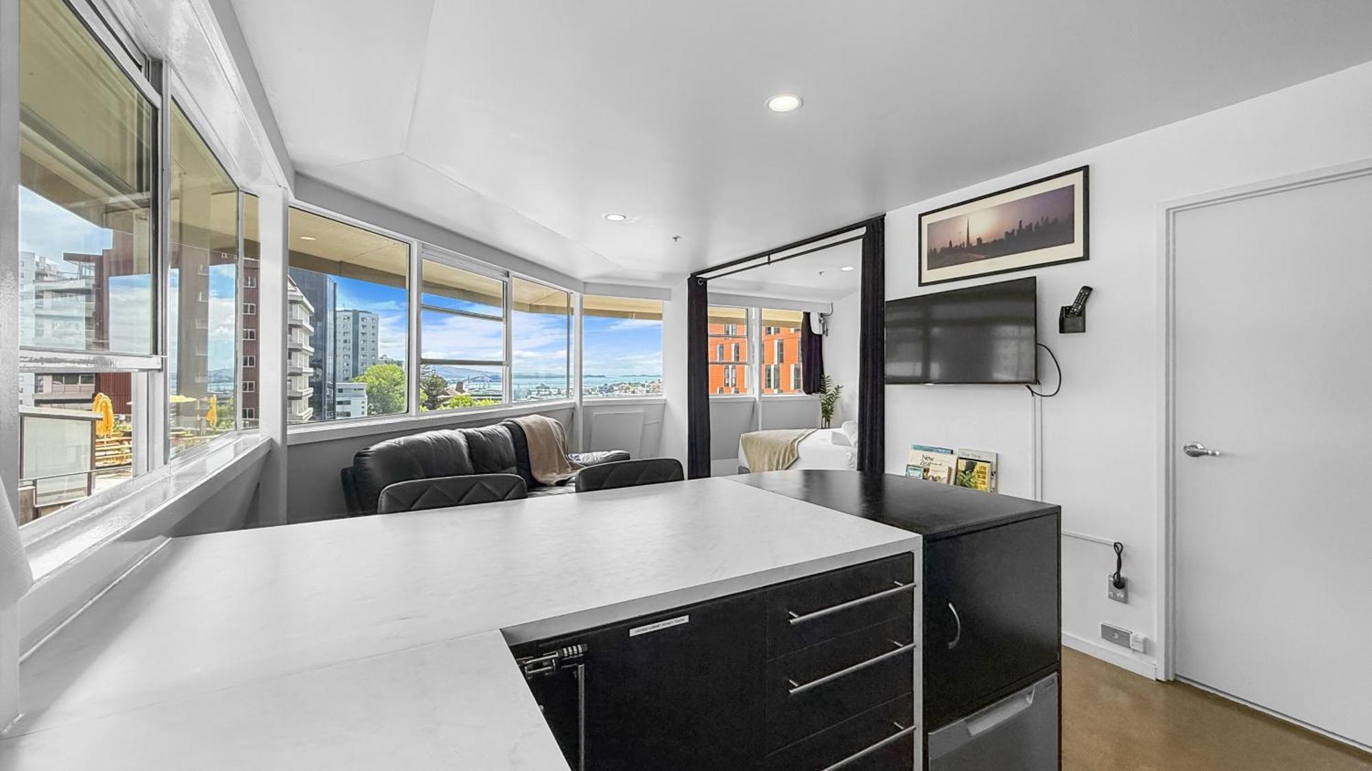 Whitaker Wish- Spacious, Based With Carpark *