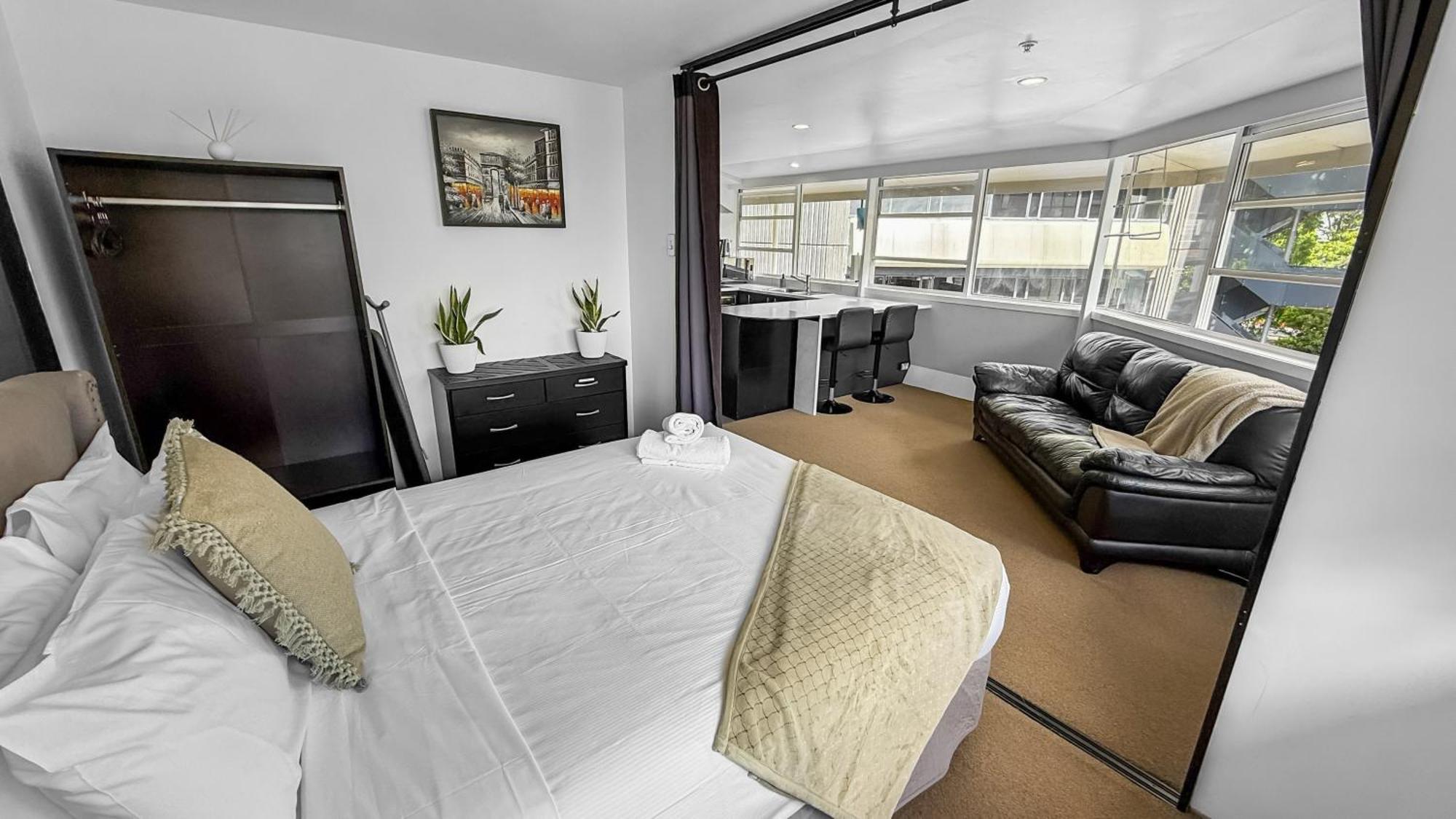Apartment Whitaker Wish- Spacious, Based With Carpark