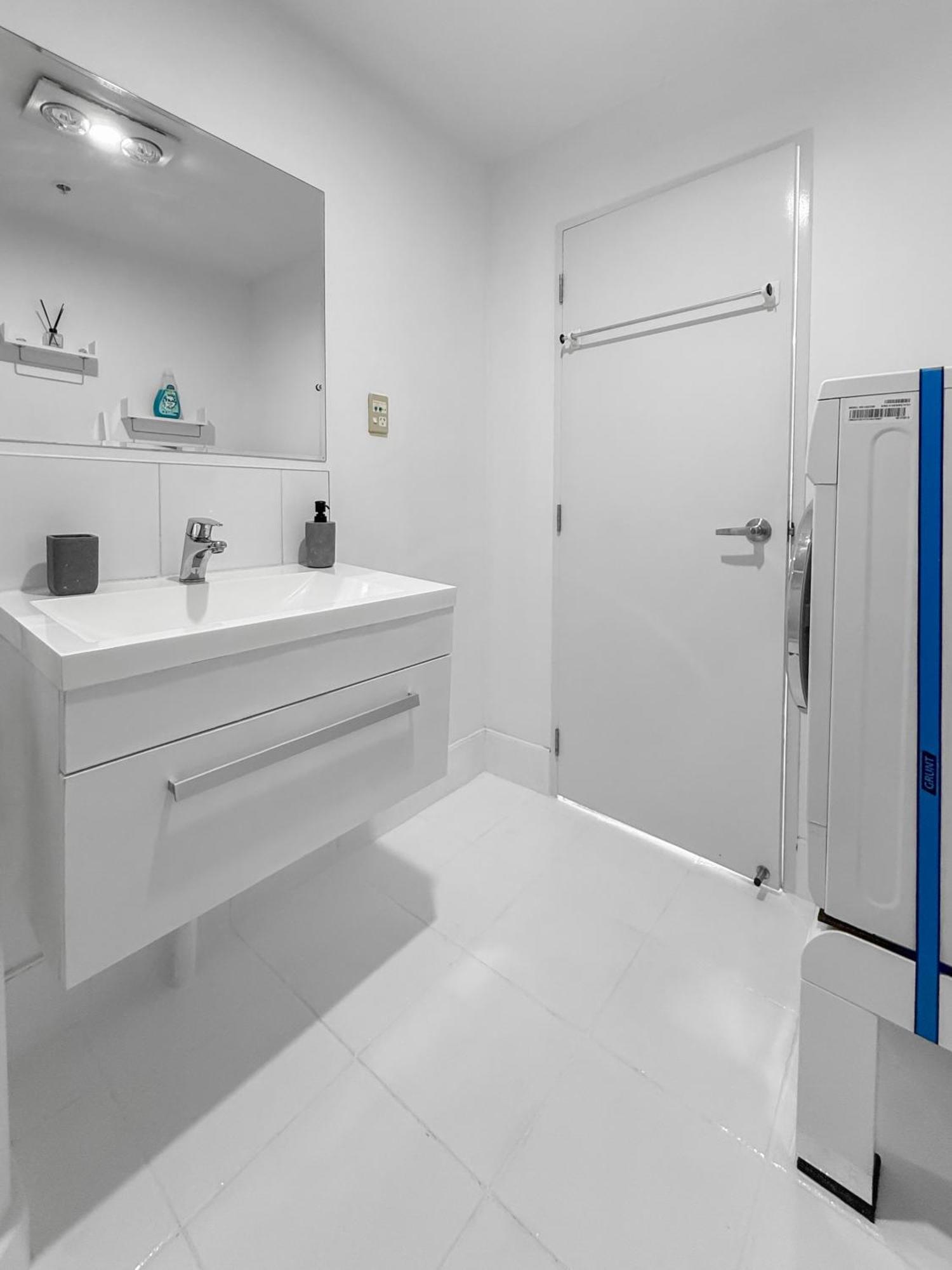Apartment Whitaker Wish- Spacious, Based With Carpark *