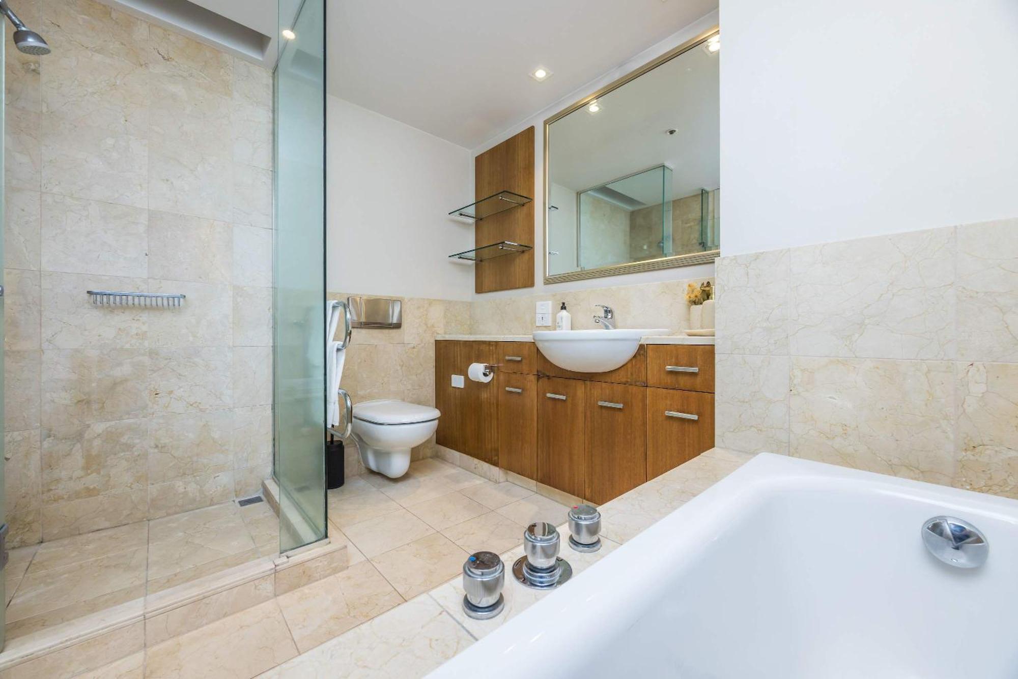 Heart Of 1br Gem With Pool And Gym Access Auckland