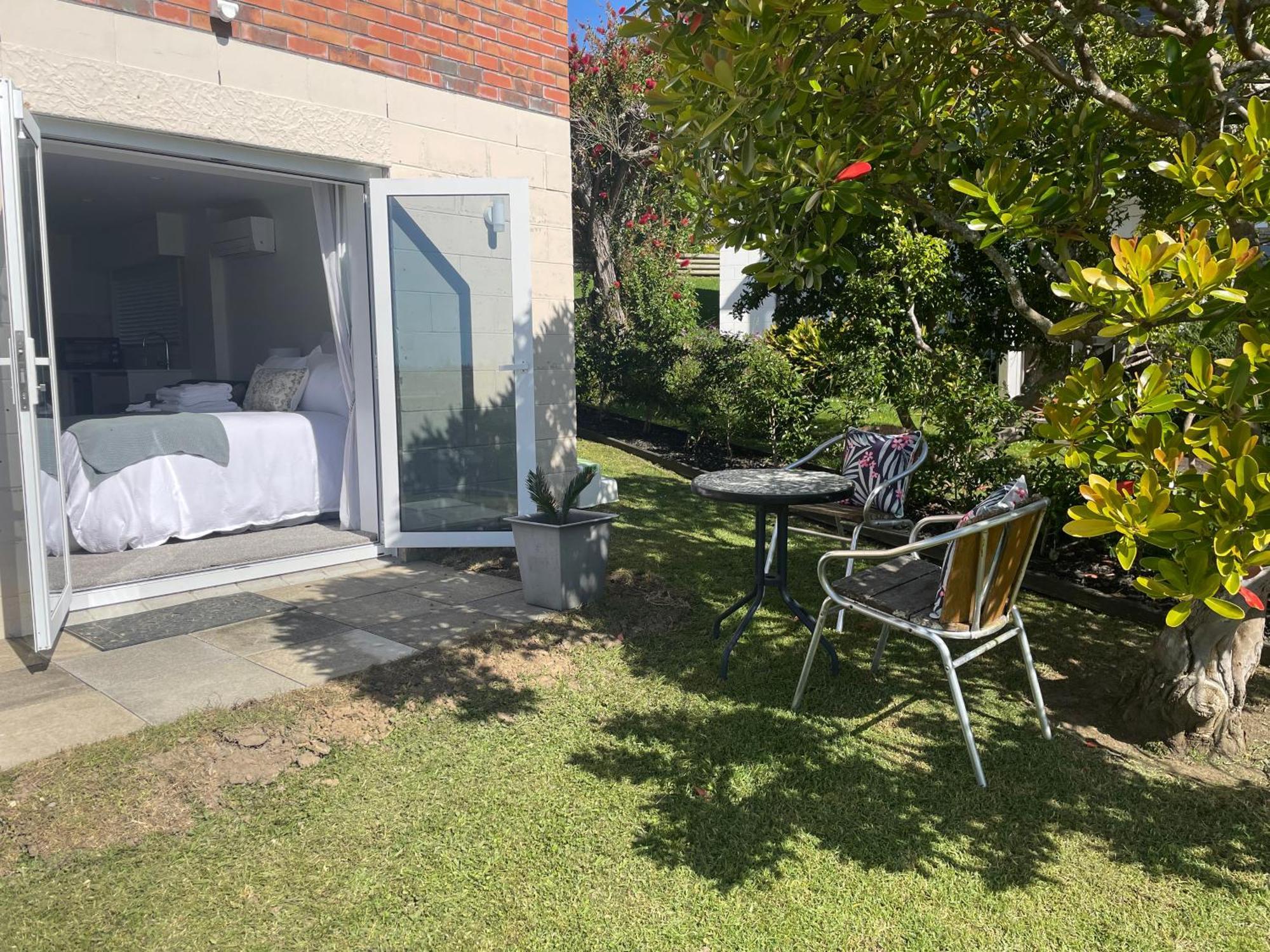 Moores Retreat * Auckland