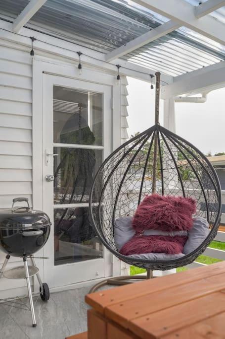 Modern, Recently Renovated, Entirely Private House With Parking Auckland