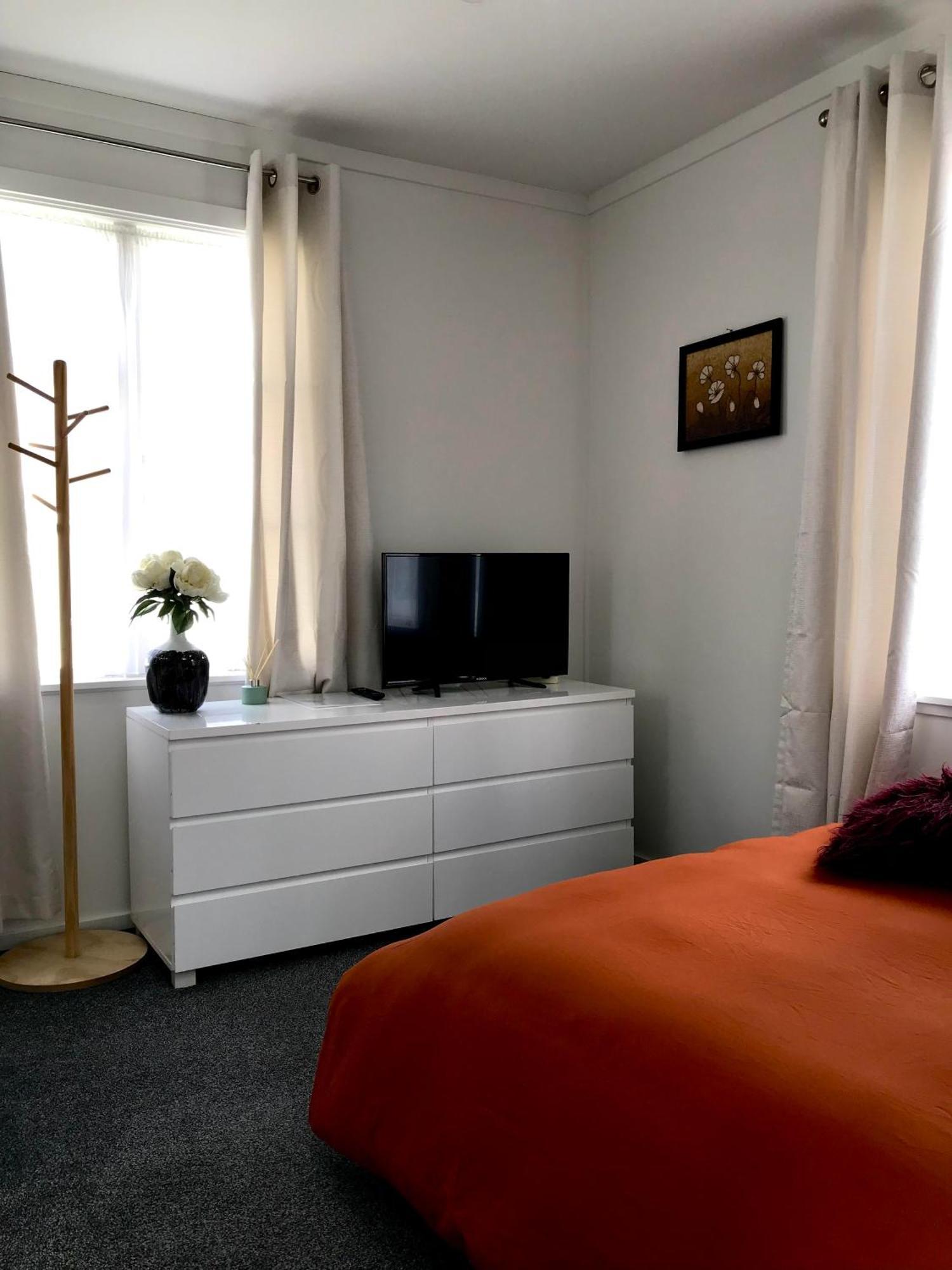Modern, Recently Renovated, Entirely Private House With Parking Auckland