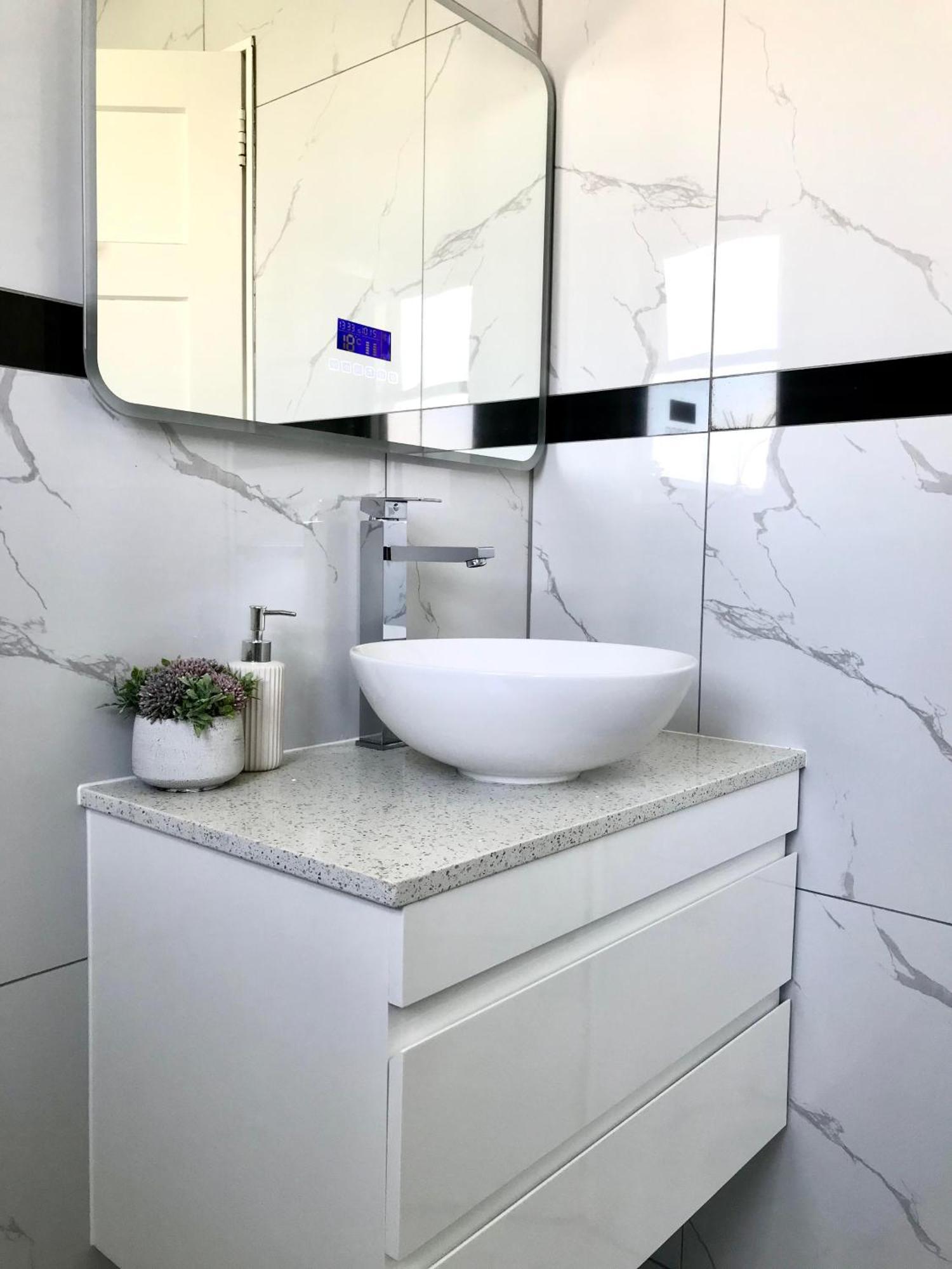Modern, Recently Renovated, Entirely Private House With Parking Homestay Auckland