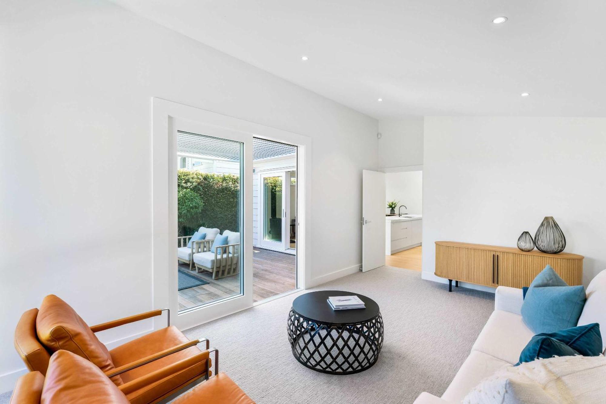 Luxury With Pool Prime Location *