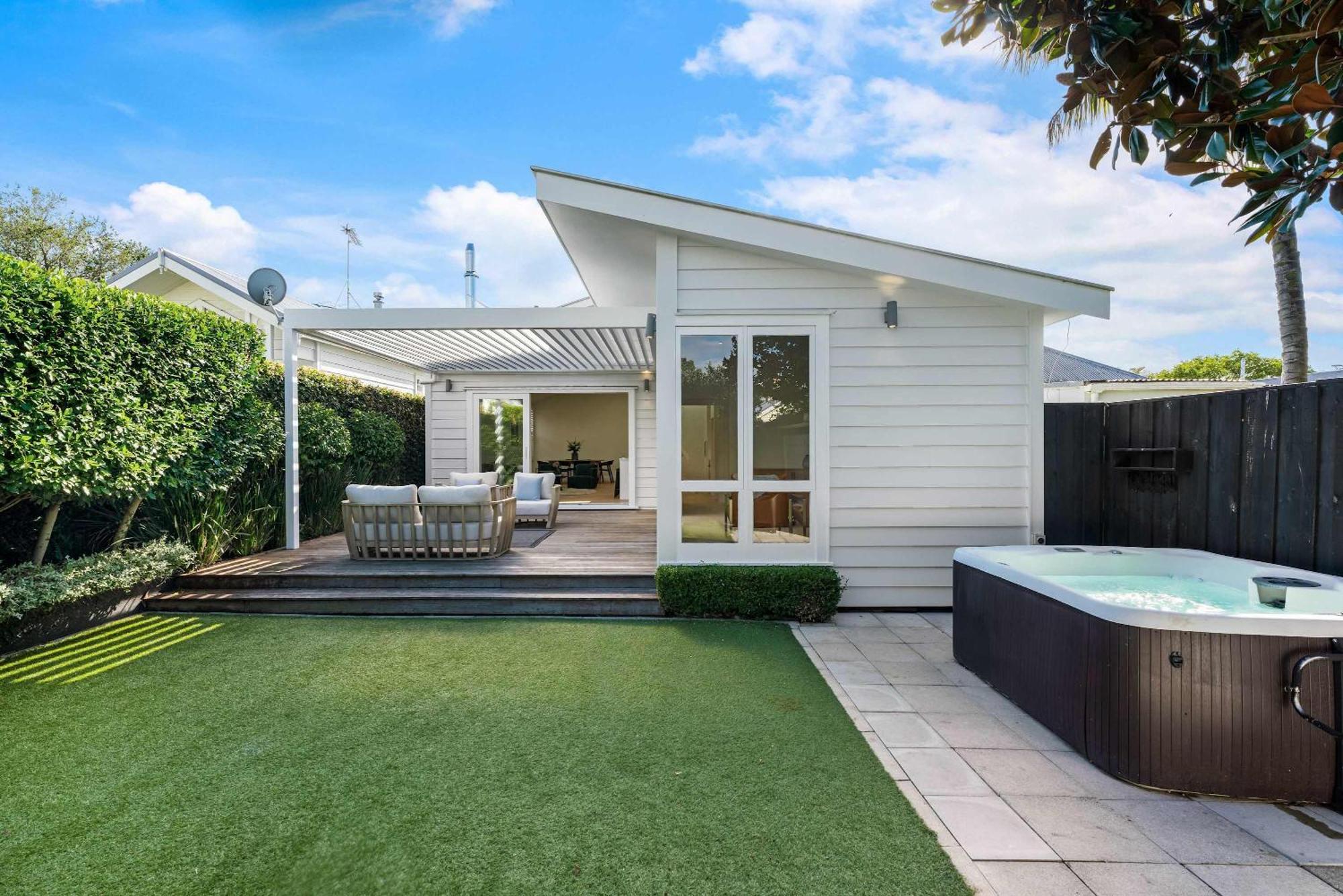 Luxury With Pool Prime Location