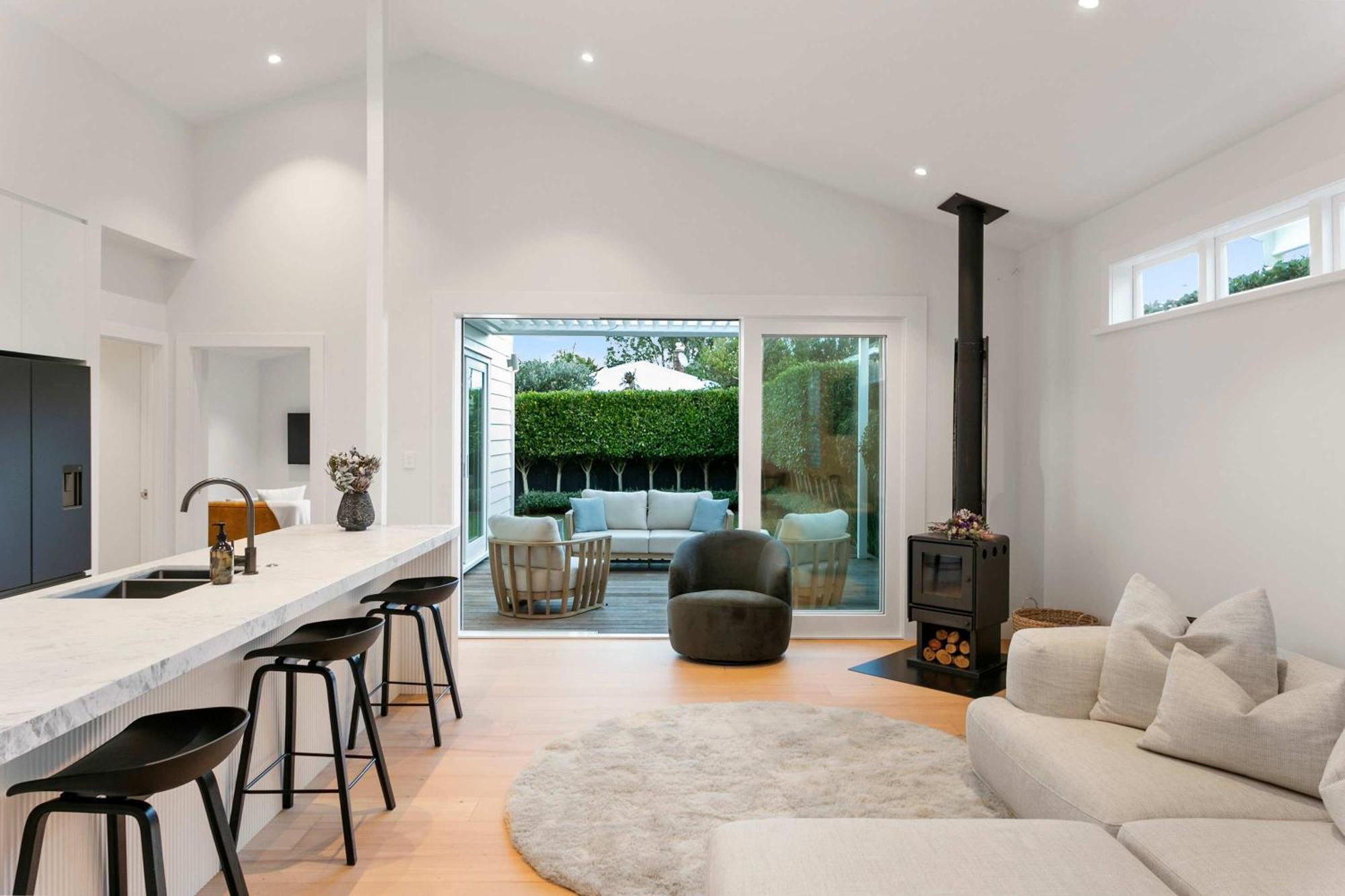 Luxury With Pool Prime Location *