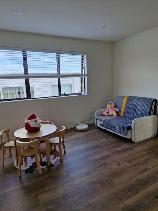 Greenstead Retreat 11 Beds, 8 Bedrooms, 5 Baths * Auckland