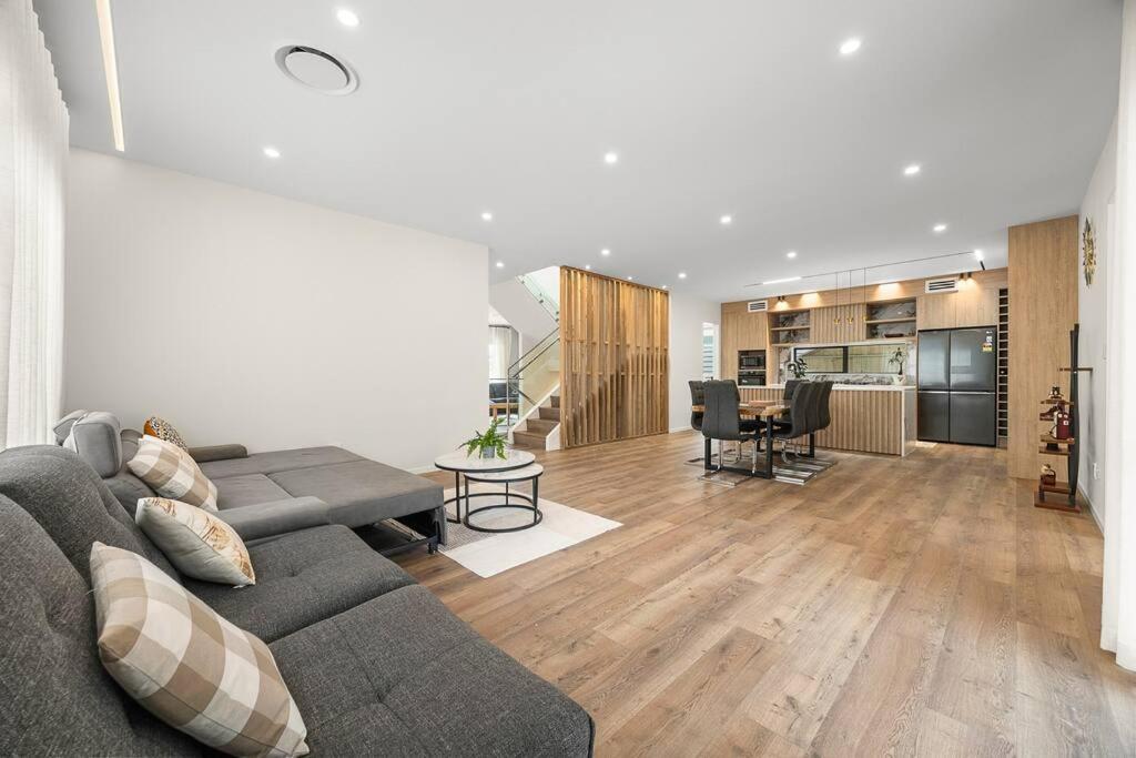 Greenstead Retreat 11 Beds, 8 Bedrooms, 5 Baths Holiday home Auckland
