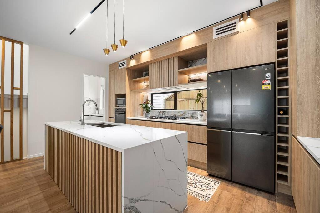 Greenstead Retreat 11 Beds, 8 Bedrooms, 5 Baths * Auckland