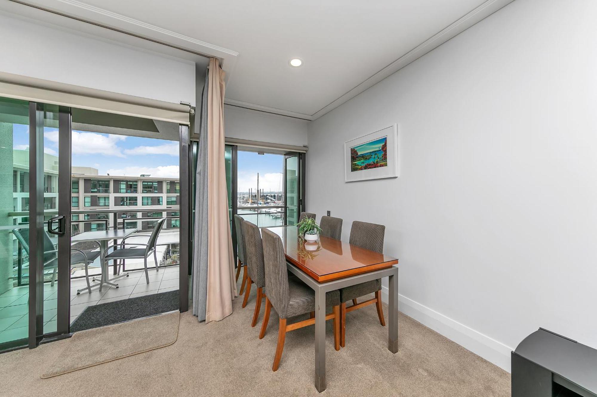 Luxurious & Spacious Living With Breathtaking Views * Auckland