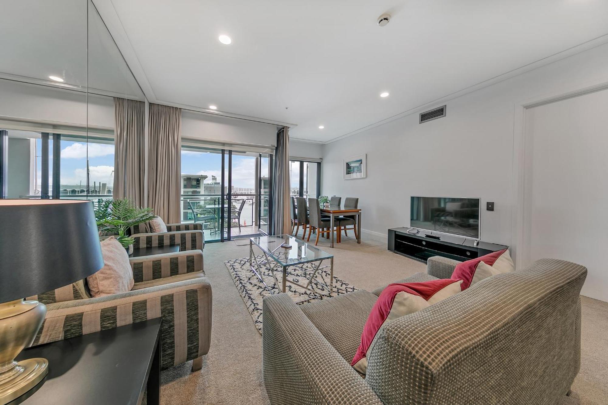 Luxurious & Spacious Living With Breathtaking Views Apartment Auckland