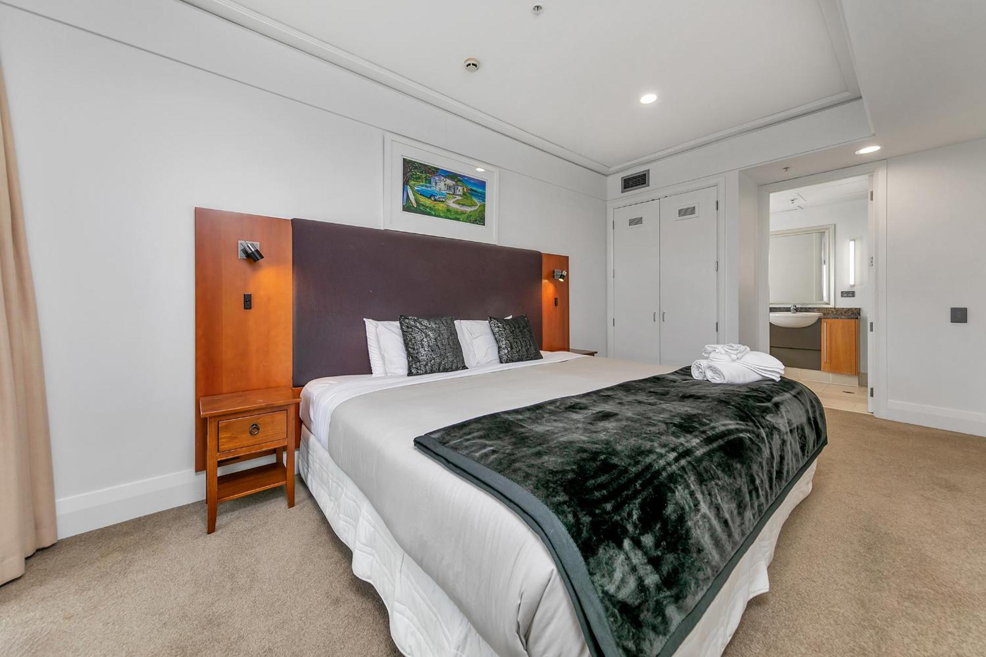 Luxurious & Spacious Living With Breathtaking Views Apartment Auckland